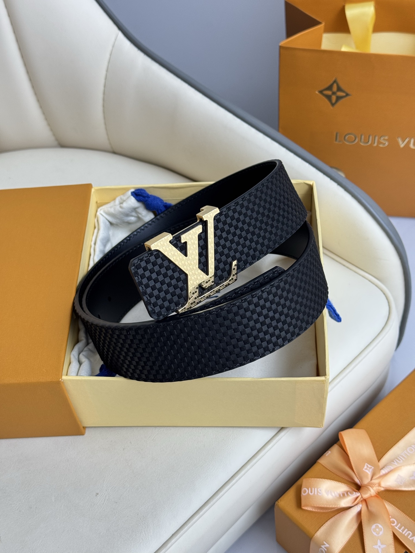  LV 奢华款现代 饰以雅致大方的标志性 柔软结实的皮带，可搭配从礼服到休闲装各种服饰。宽度4.0cm