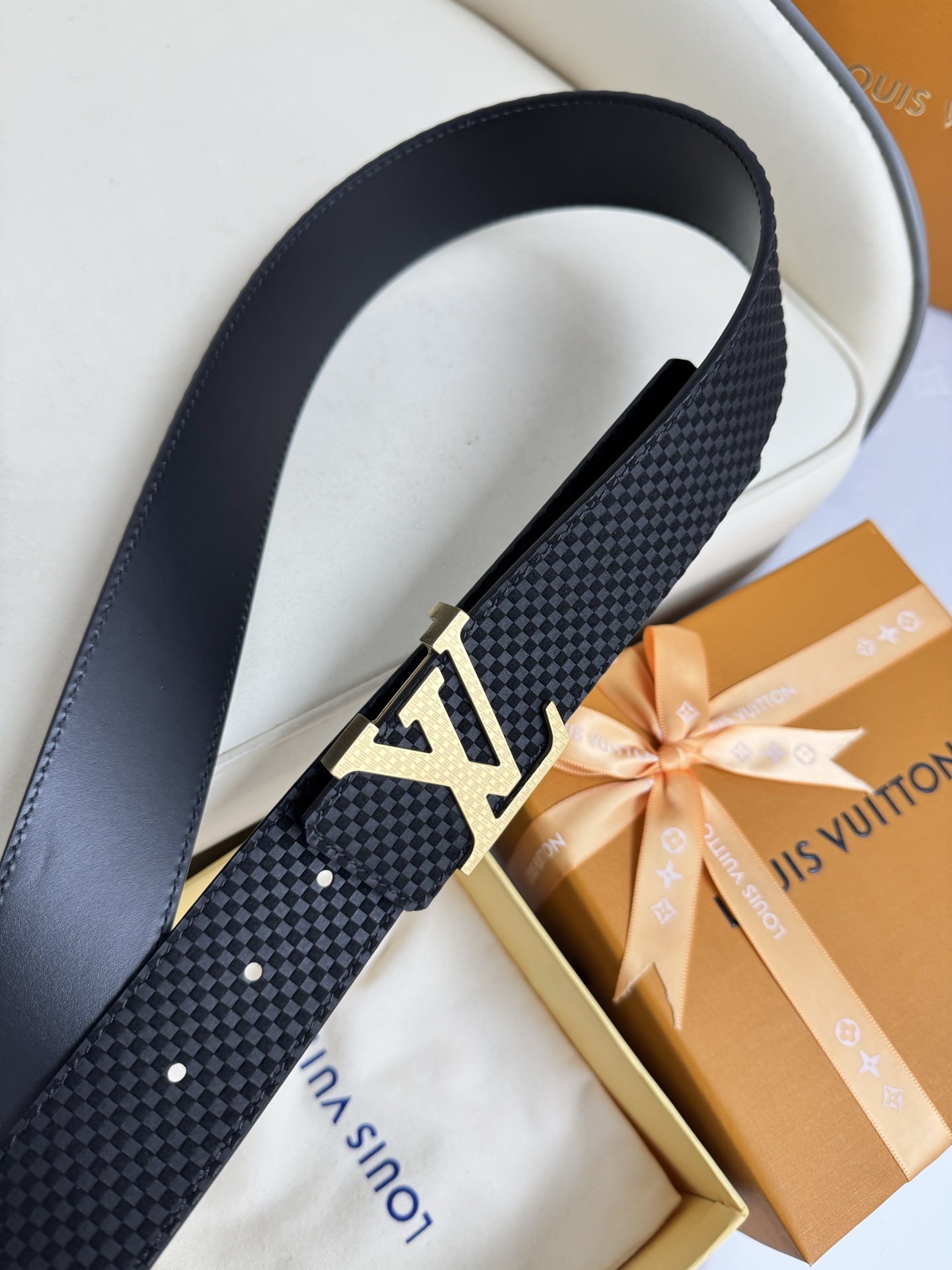  LV 奢华款现代 饰以雅致大方的标志性 柔软结实的皮带，可搭配从礼服到休闲装各种服饰。宽度4.0cm
