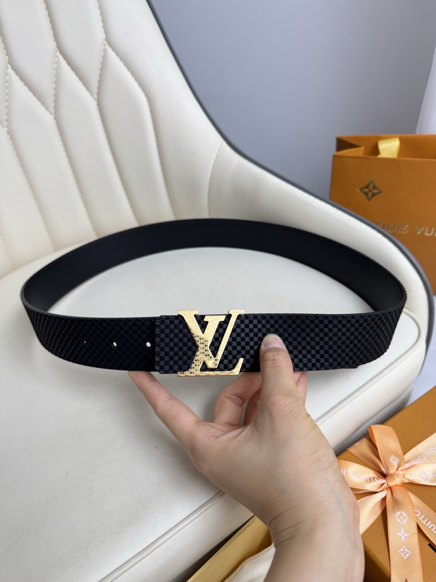  LV 奢华款现代 饰以雅致大方的标志性 柔软结实的皮带，可搭配从礼服到休闲装各种服饰。宽度4.0cm