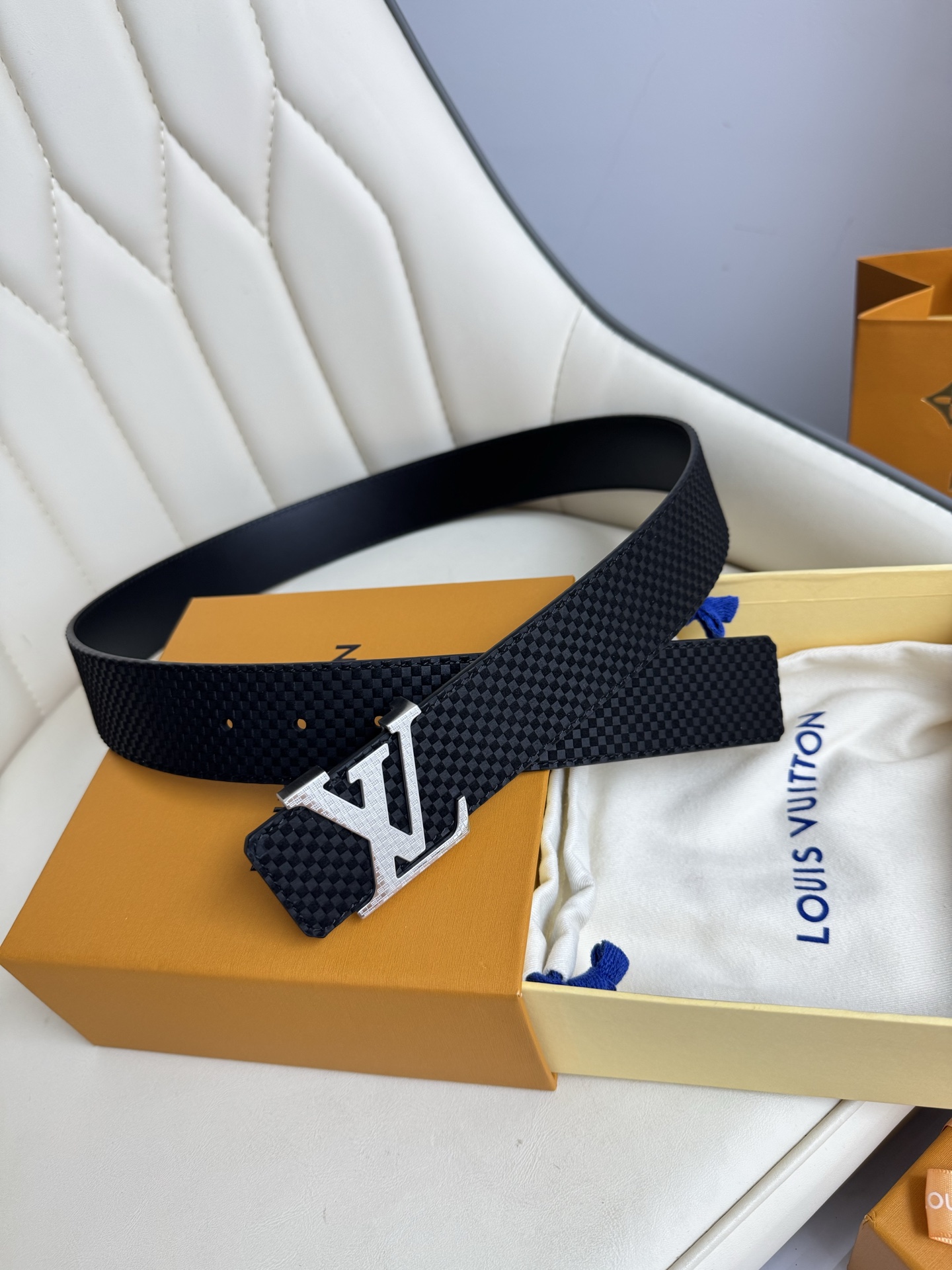  LV 奢华款现代 饰以雅致大方的标志性 柔软结实的皮带，可搭配从礼服到休闲装各种服饰。宽度4.0cm