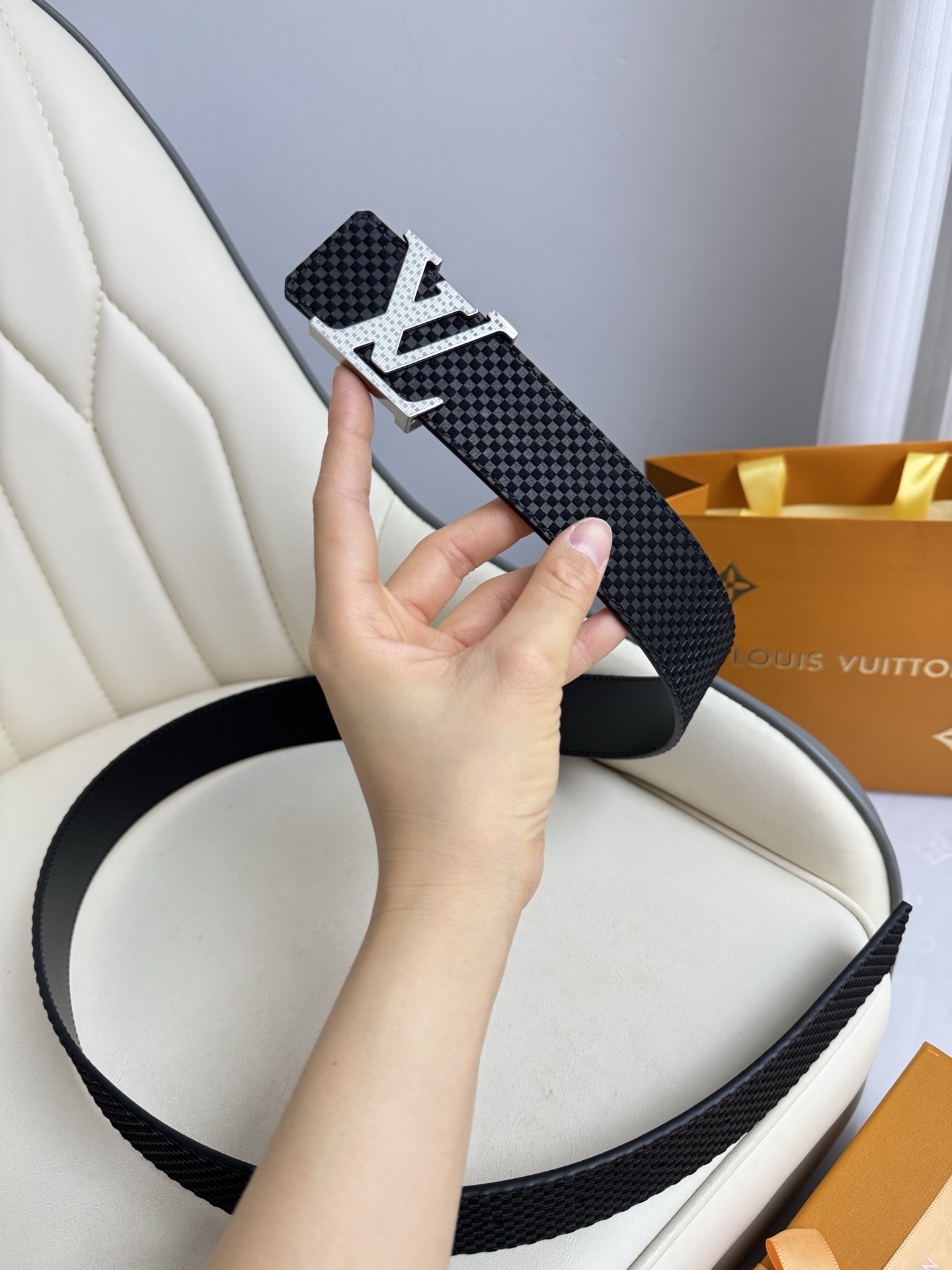  LV 奢华款现代 饰以雅致大方的标志性 柔软结实的皮带，可搭配从礼服到休闲装各种服饰。宽度4.0cm