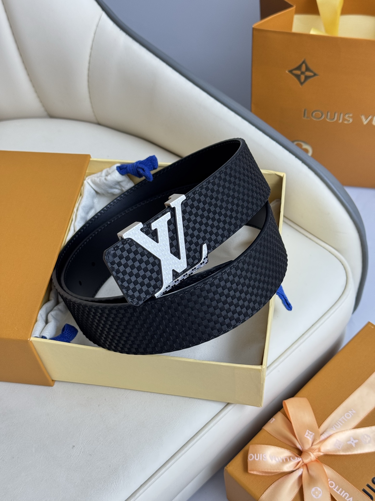  LV 奢华款现代 饰以雅致大方的标志性 柔软结实的皮带，可搭配从礼服到休闲装各种服饰。宽度4.0cm