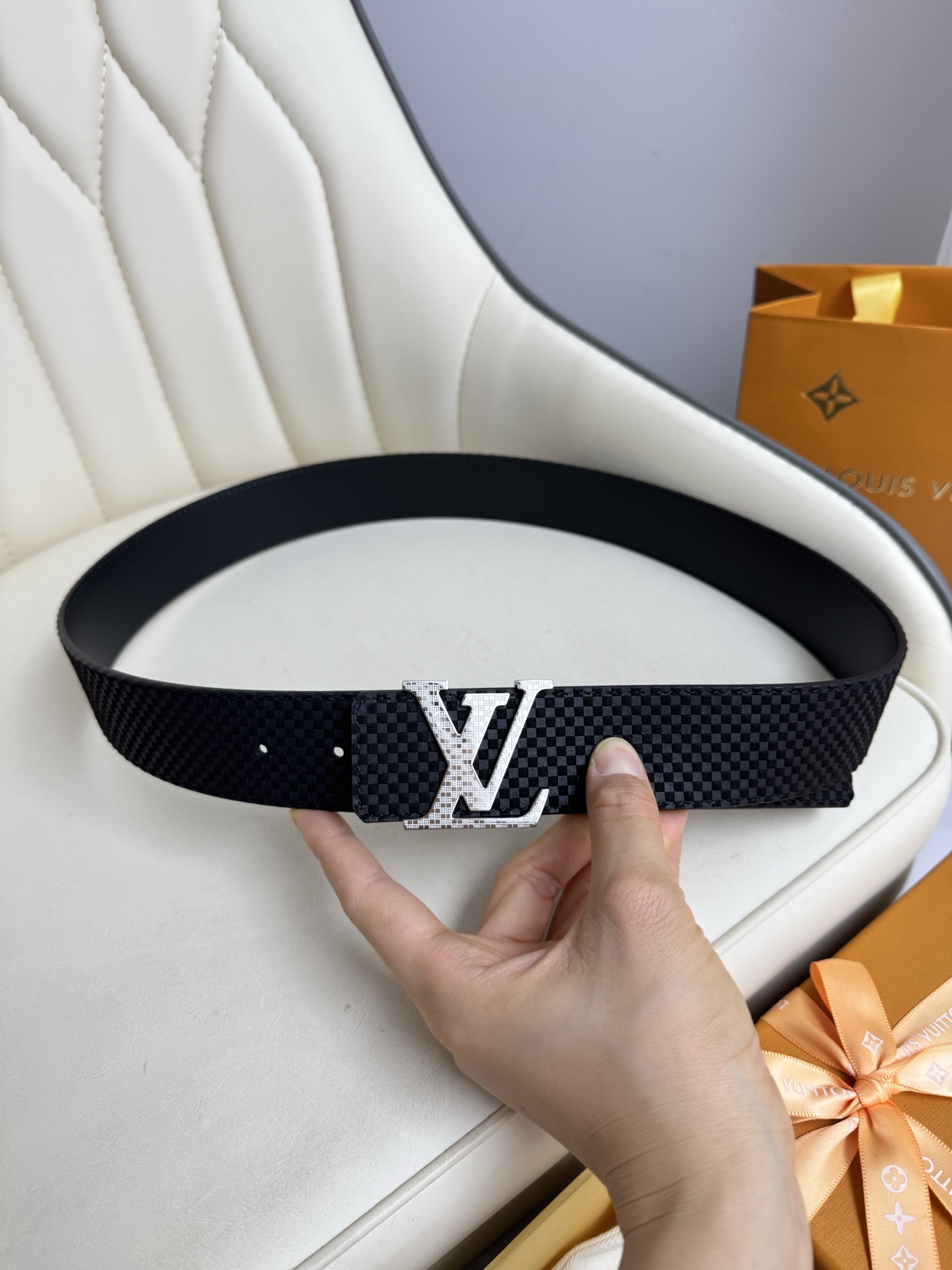  LV 奢华款现代 饰以雅致大方的标志性 柔软结实的皮带，可搭配从礼服到休闲装各种服饰。宽度4.0cm
