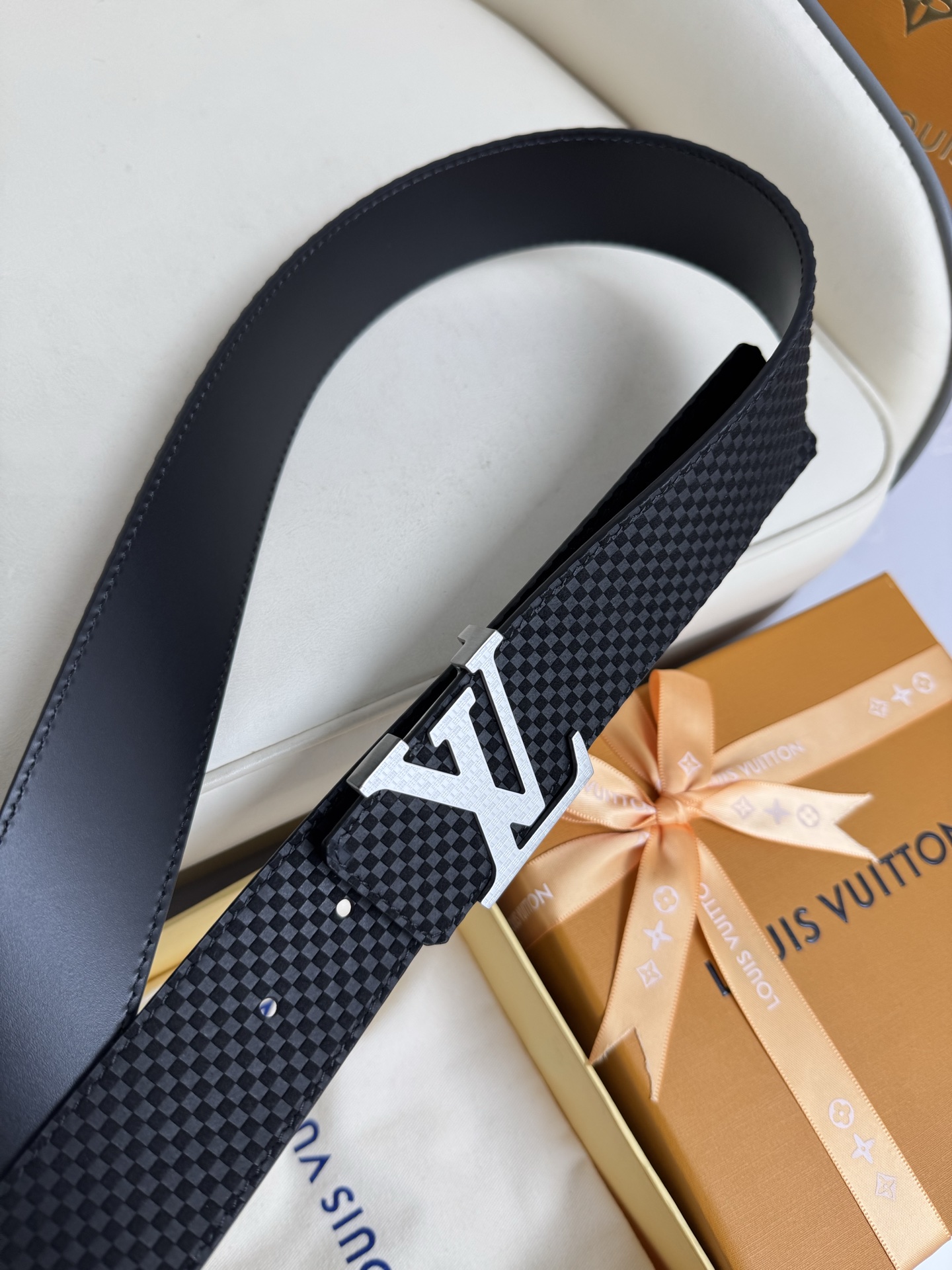  LV 奢华款现代 饰以雅致大方的标志性 柔软结实的皮带，可搭配从礼服到休闲装各种服饰。宽度4.0cm
