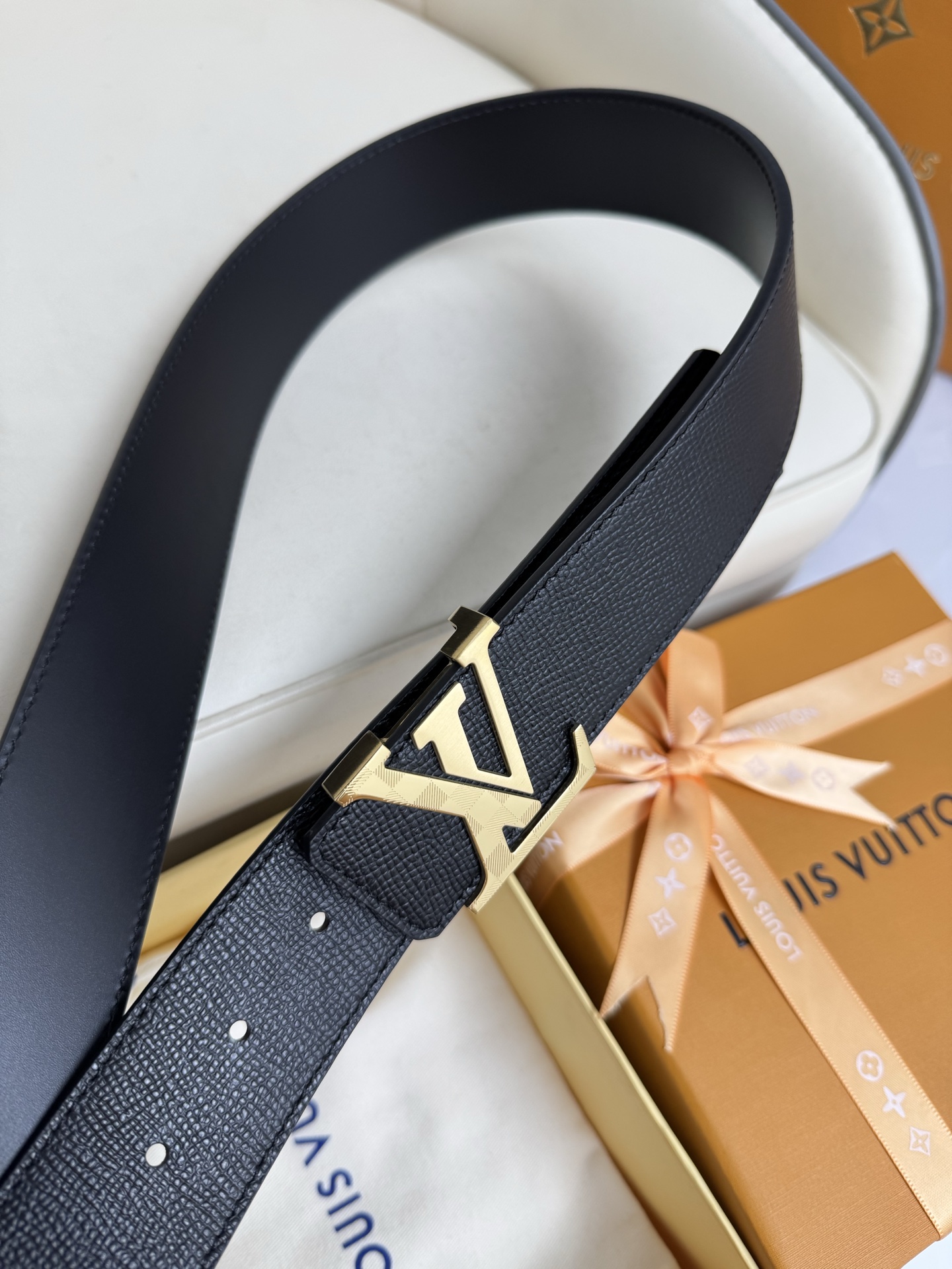  LV 奢华款现代 饰以雅致大方的标志性 柔软结实的皮带，可搭配从礼服到休闲装各种服饰。宽度4.0cm
