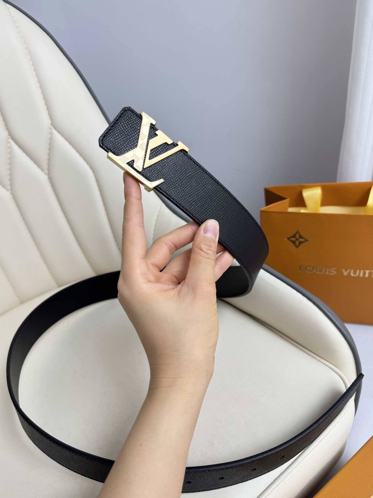  LV 奢华款现代 饰以雅致大方的标志性 柔软结实的皮带，可搭配从礼服到休闲装各种服饰。宽度4.0cm