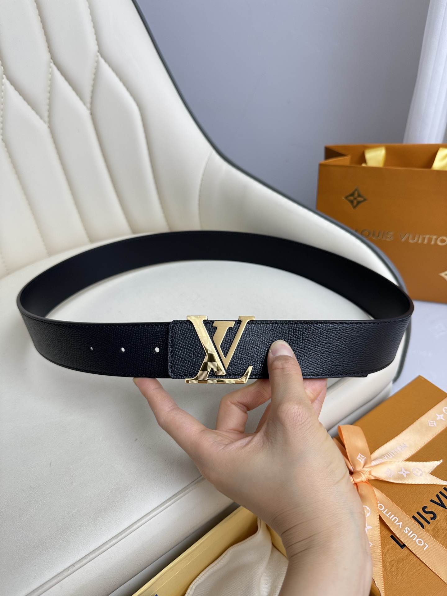  LV 奢华款现代 饰以雅致大方的标志性 柔软结实的皮带，可搭配从礼服到休闲装各种服饰。宽度4.0cm