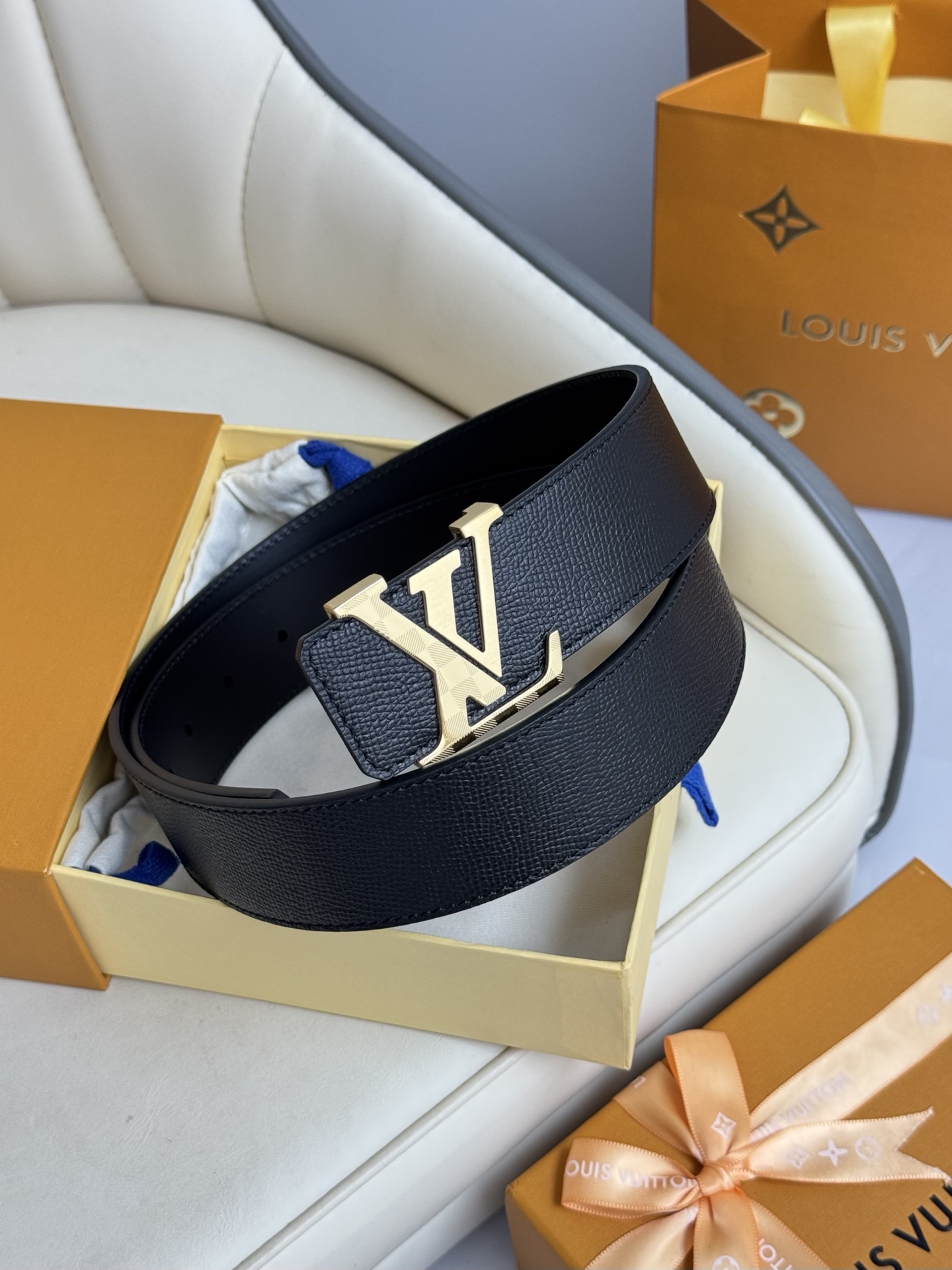  LV 奢华款现代 饰以雅致大方的标志性 柔软结实的皮带，可搭配从礼服到休闲装各种服饰。宽度4.0cm