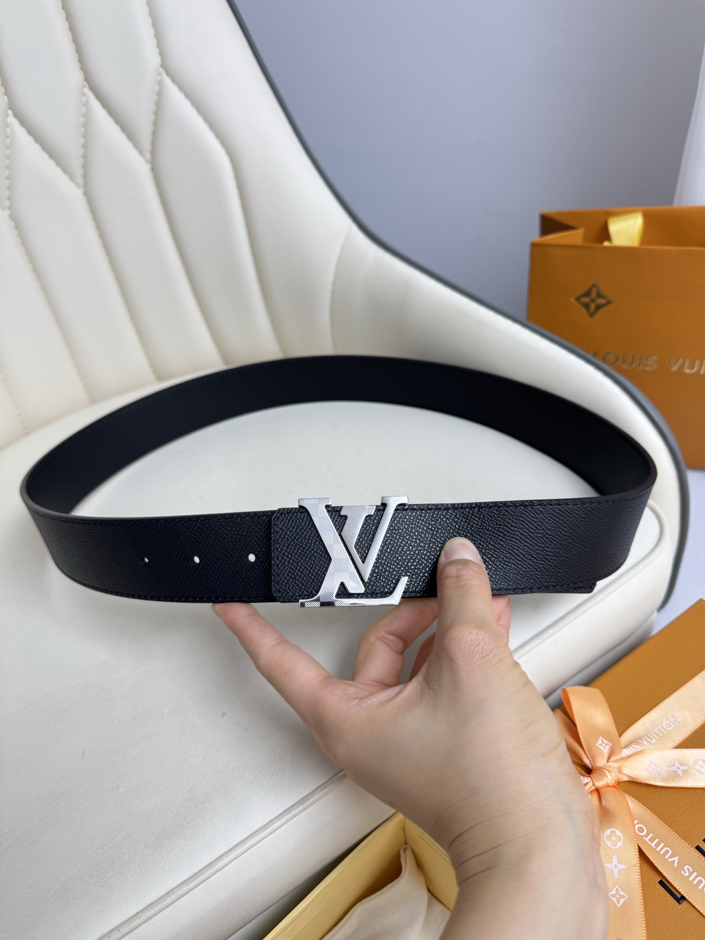  LV 奢华款现代 饰以雅致大方的标志性 柔软结实的皮带，可搭配从礼服到休闲装各种服饰。宽度4.0cm