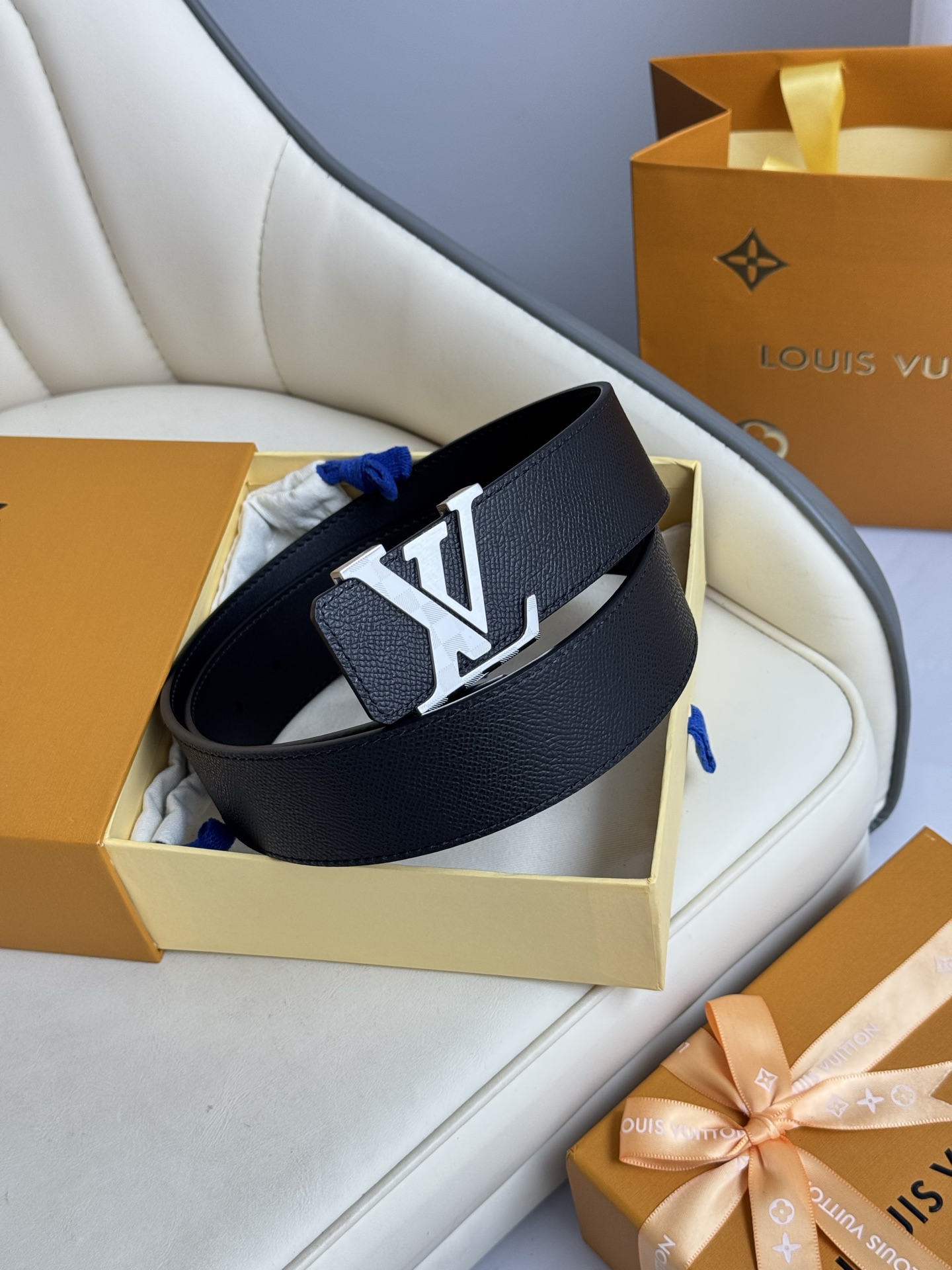  LV 奢华款现代 饰以雅致大方的标志性 柔软结实的皮带，可搭配从礼服到休闲装各种服饰。宽度4.0cm