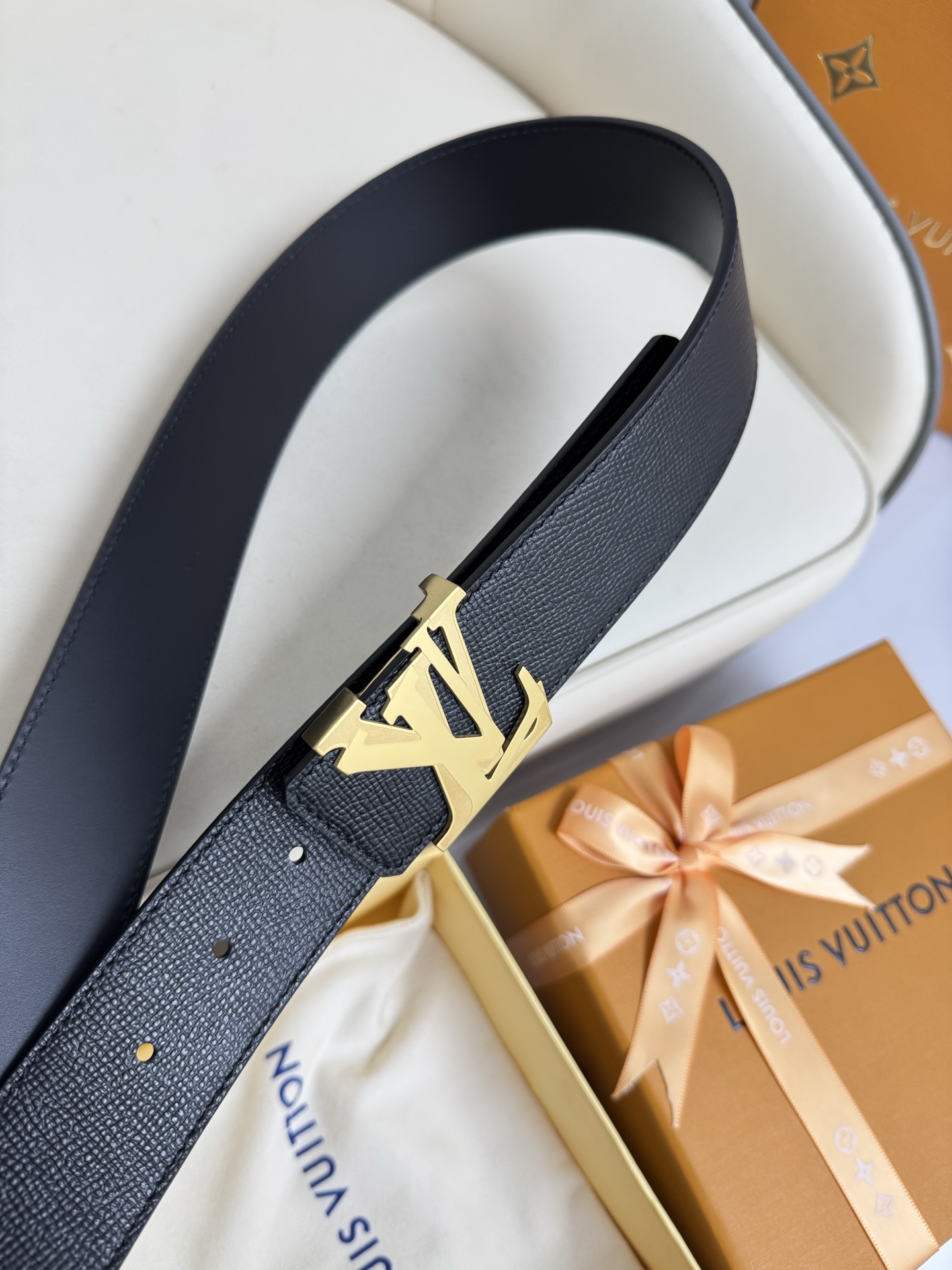  LV 奢华款现代 饰以雅致大方的标志性 柔软结实的皮带，可搭配从礼服到休闲装各种服饰。宽度4.0cm
