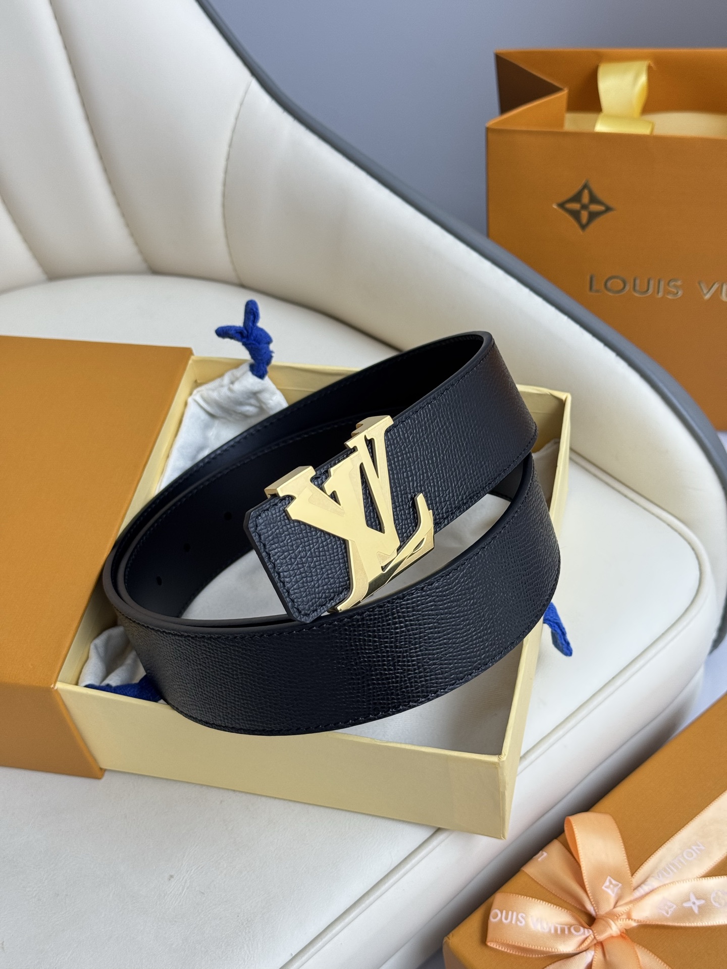  LV 奢华款现代 饰以雅致大方的标志性 柔软结实的皮带，可搭配从礼服到休闲装各种服饰。宽度4.0cm