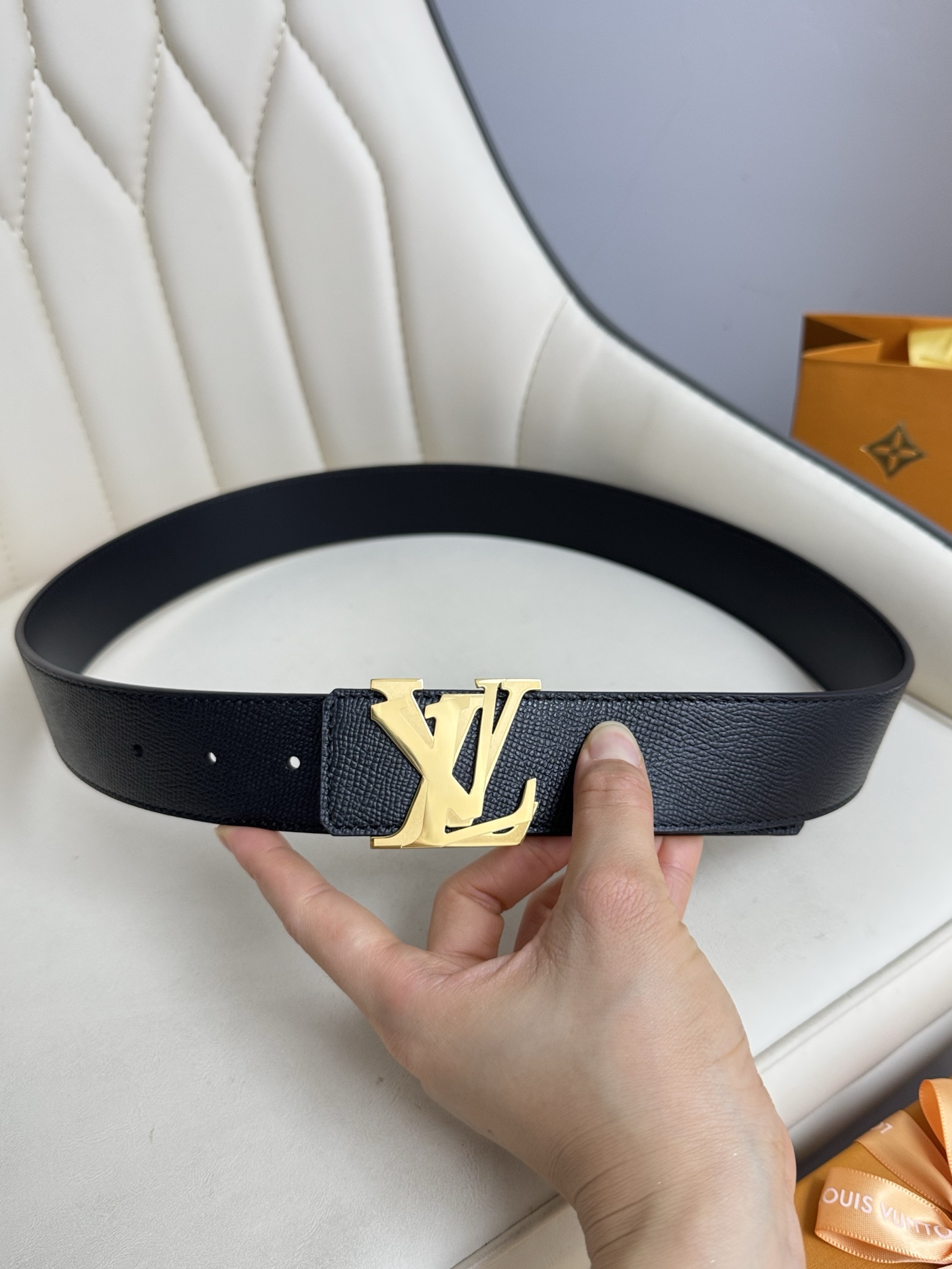 LV 奢华款现代 饰以雅致大方的标志性 柔软结实的皮带，可搭配从礼服到休闲装各种服饰。宽度4.0cm