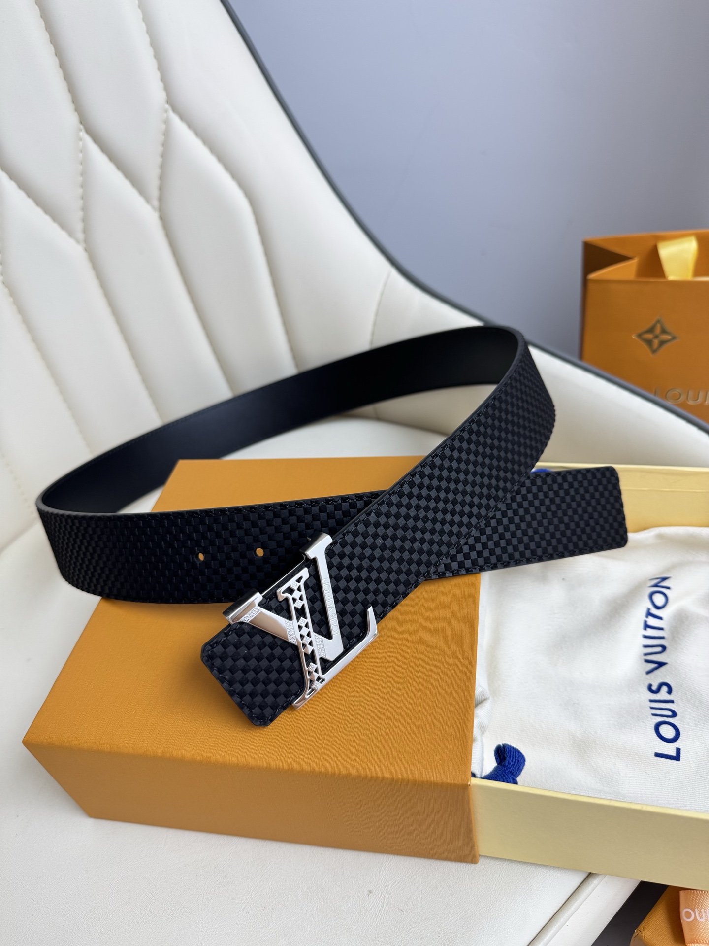  LV 奢华款现代 饰以雅致大方的标志性 柔软结实的皮带，可搭配从礼服到休闲装各种服饰。宽度4.0cm