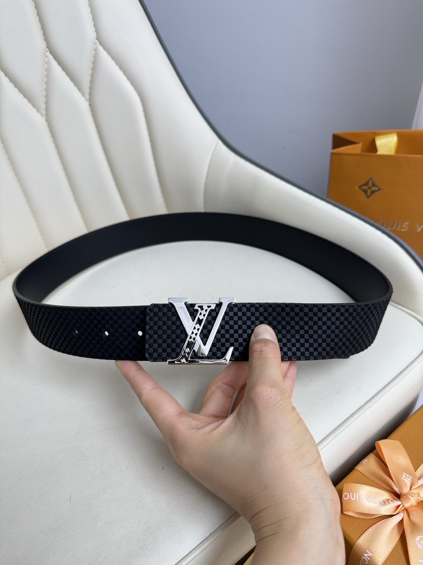  LV 奢华款现代 饰以雅致大方的标志性 柔软结实的皮带，可搭配从礼服到休闲装各种服饰。宽度4.0cm