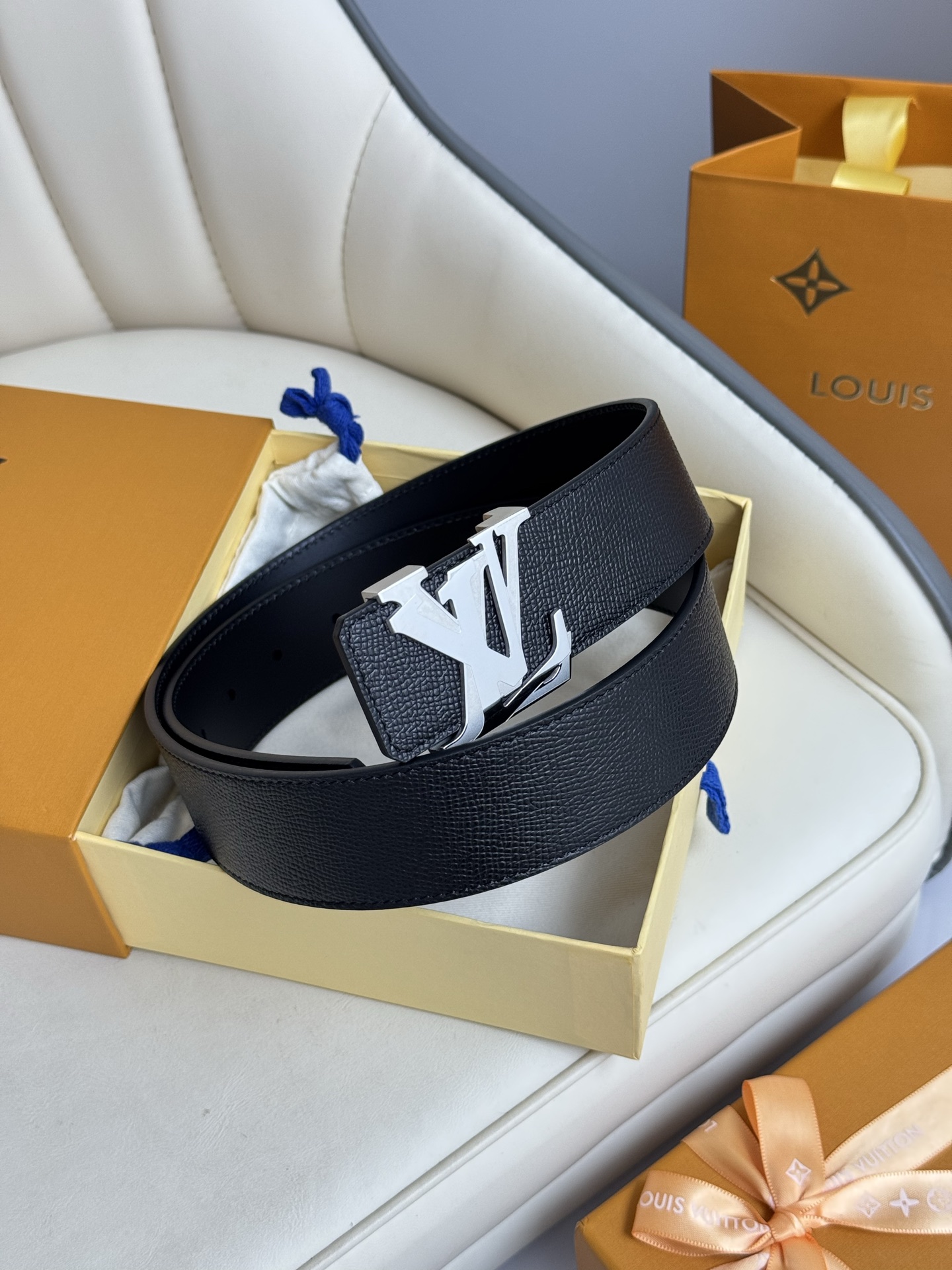  LV 奢华款现代 饰以雅致大方的标志性 柔软结实的皮带，可搭配从礼服到休闲装各种服饰。宽度4.0cm