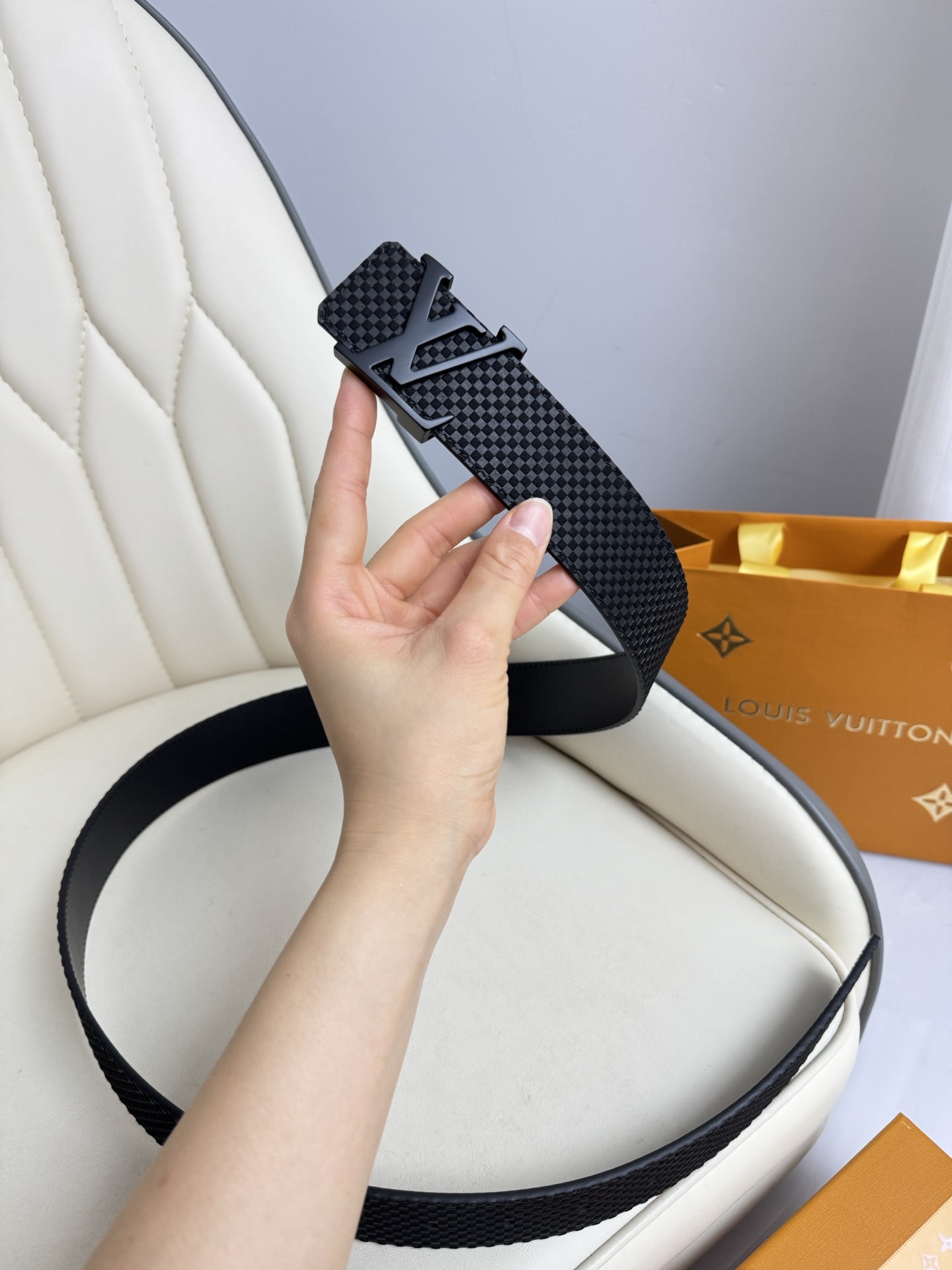  LV 奢华款现代 饰以雅致大方的标志性 柔软结实的皮带，可搭配从礼服到休闲装各种服饰。宽度4.0cm