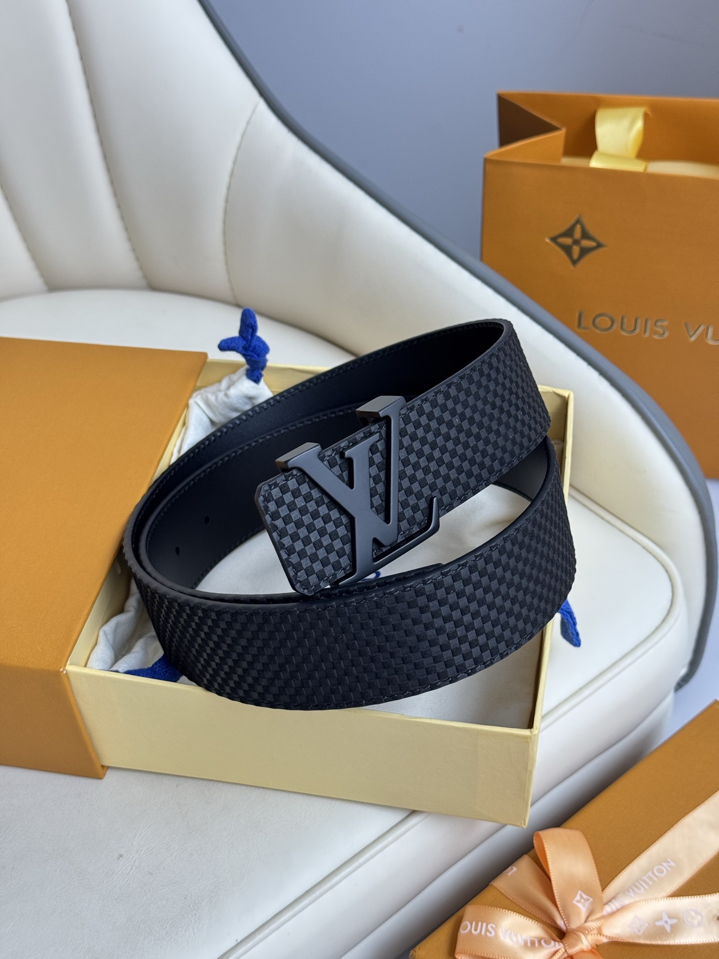  LV 奢华款现代 饰以雅致大方的标志性 柔软结实的皮带，可搭配从礼服到休闲装各种服饰。宽度4.0cm