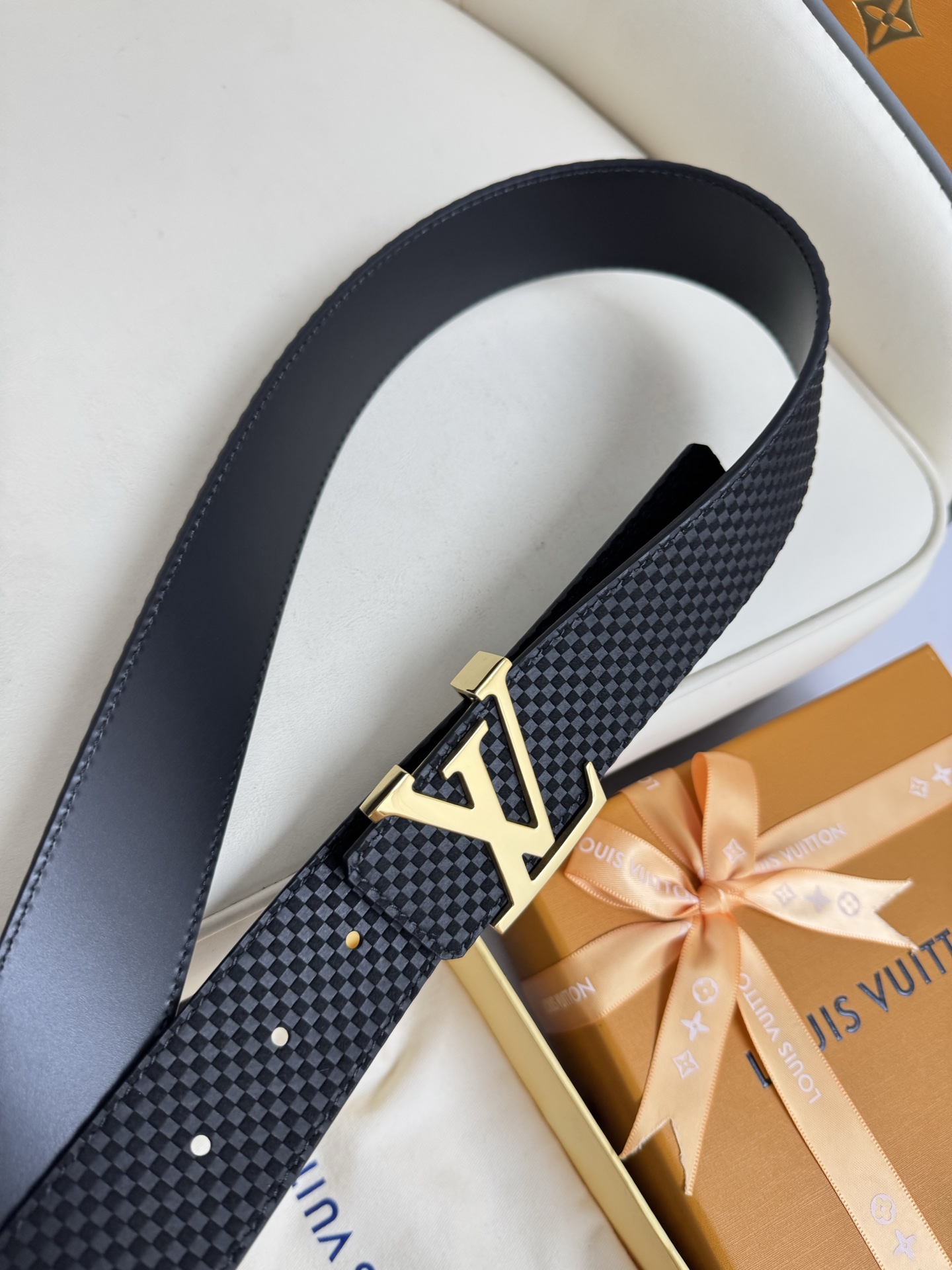  LV 奢华款现代 饰以雅致大方的标志性 柔软结实的皮带，可搭配从礼服到休闲装各种服饰。宽度4.0cm