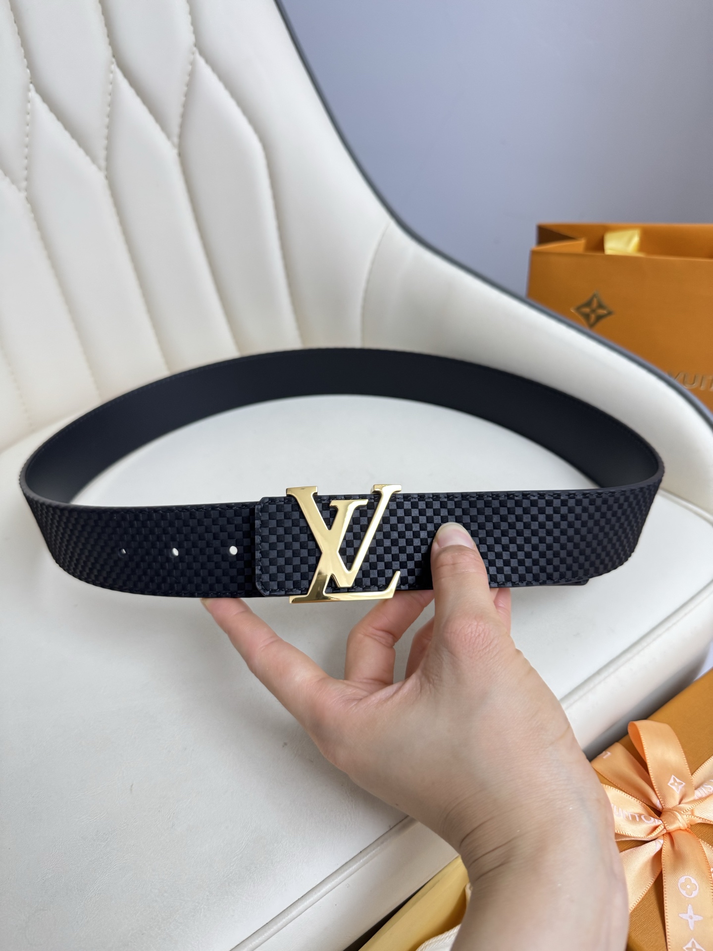  LV 奢华款现代 饰以雅致大方的标志性 柔软结实的皮带，可搭配从礼服到休闲装各种服饰。宽度4.0cm