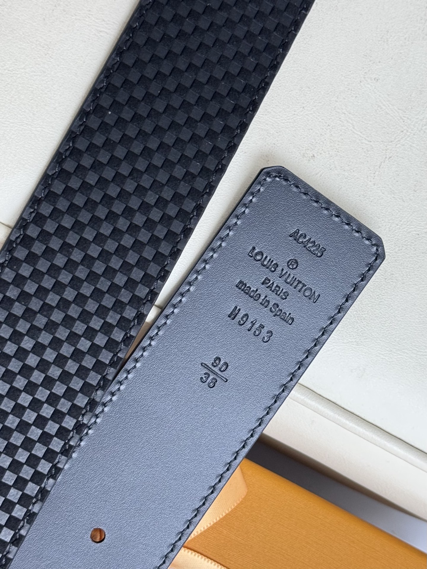  LV 奢华款现代 饰以雅致大方的标志性 柔软结实的皮带，可搭配从礼服到休闲装各种服饰。宽度4.0cm