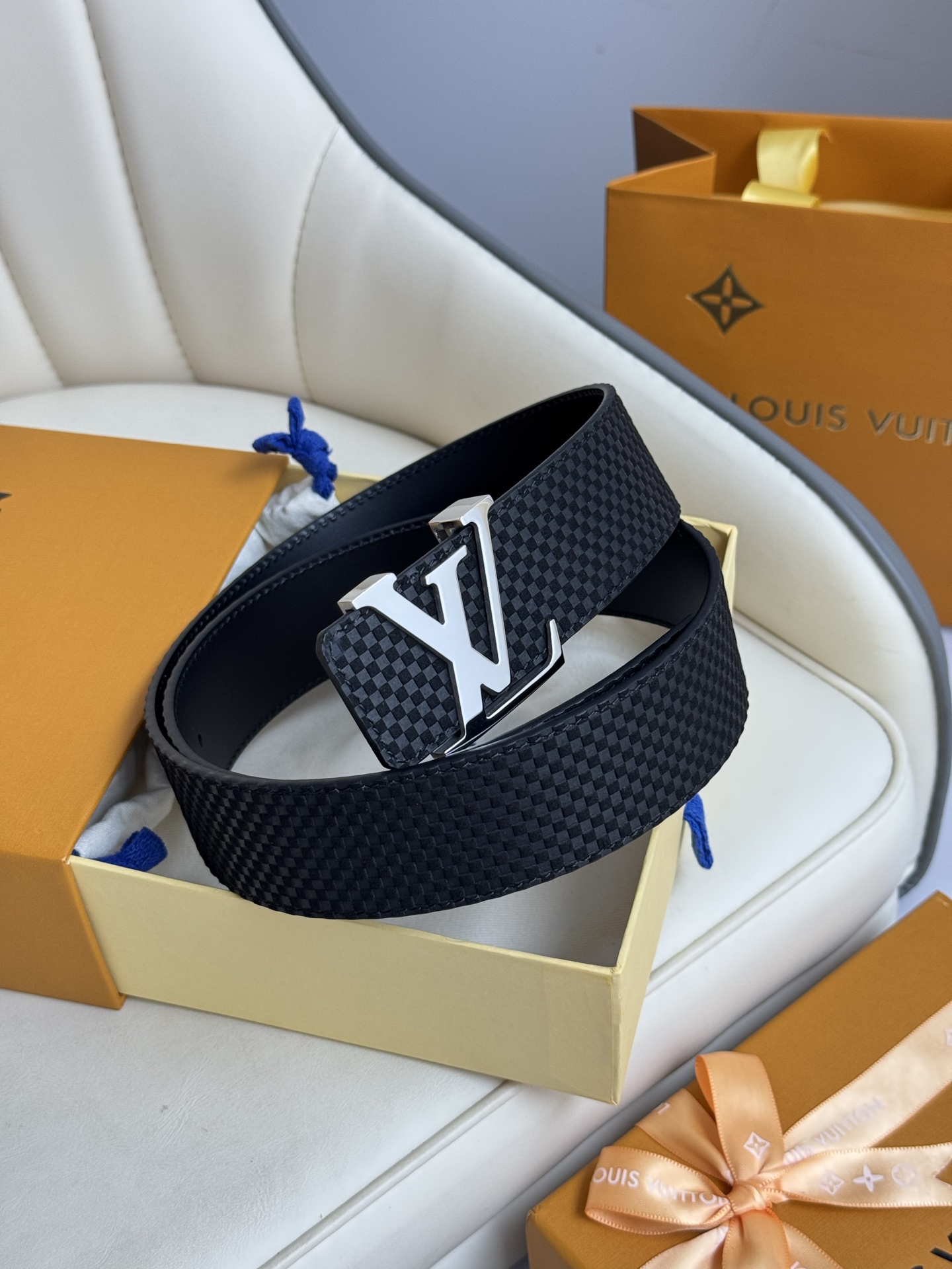  LV 奢华款现代 饰以雅致大方的标志性 柔软结实的皮带，可搭配从礼服到休闲装各种服饰。宽度4.0cm