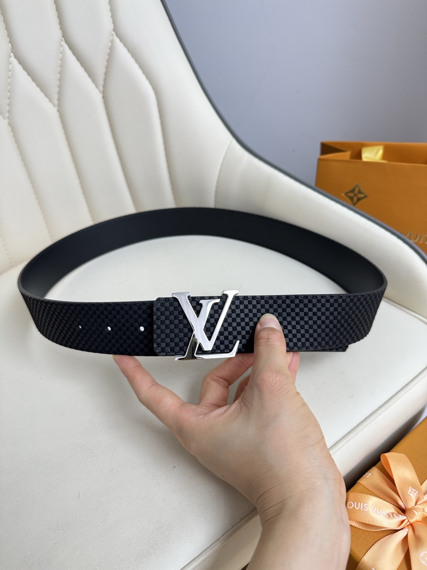  LV 奢华款现代 饰以雅致大方的标志性 柔软结实的皮带，可搭配从礼服到休闲装各种服饰。宽度4.0cm