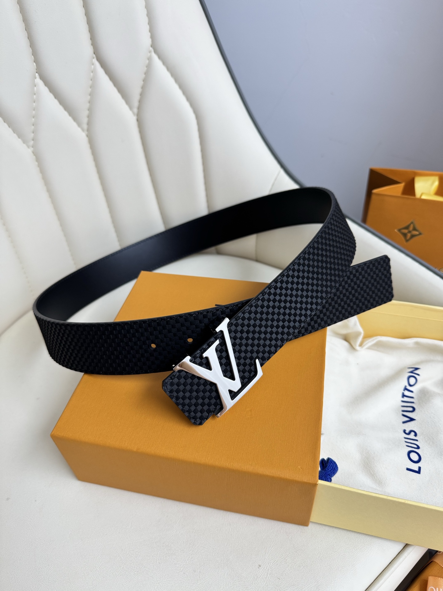  LV 奢华款现代 饰以雅致大方的标志性 柔软结实的皮带，可搭配从礼服到休闲装各种服饰。宽度4.0cm