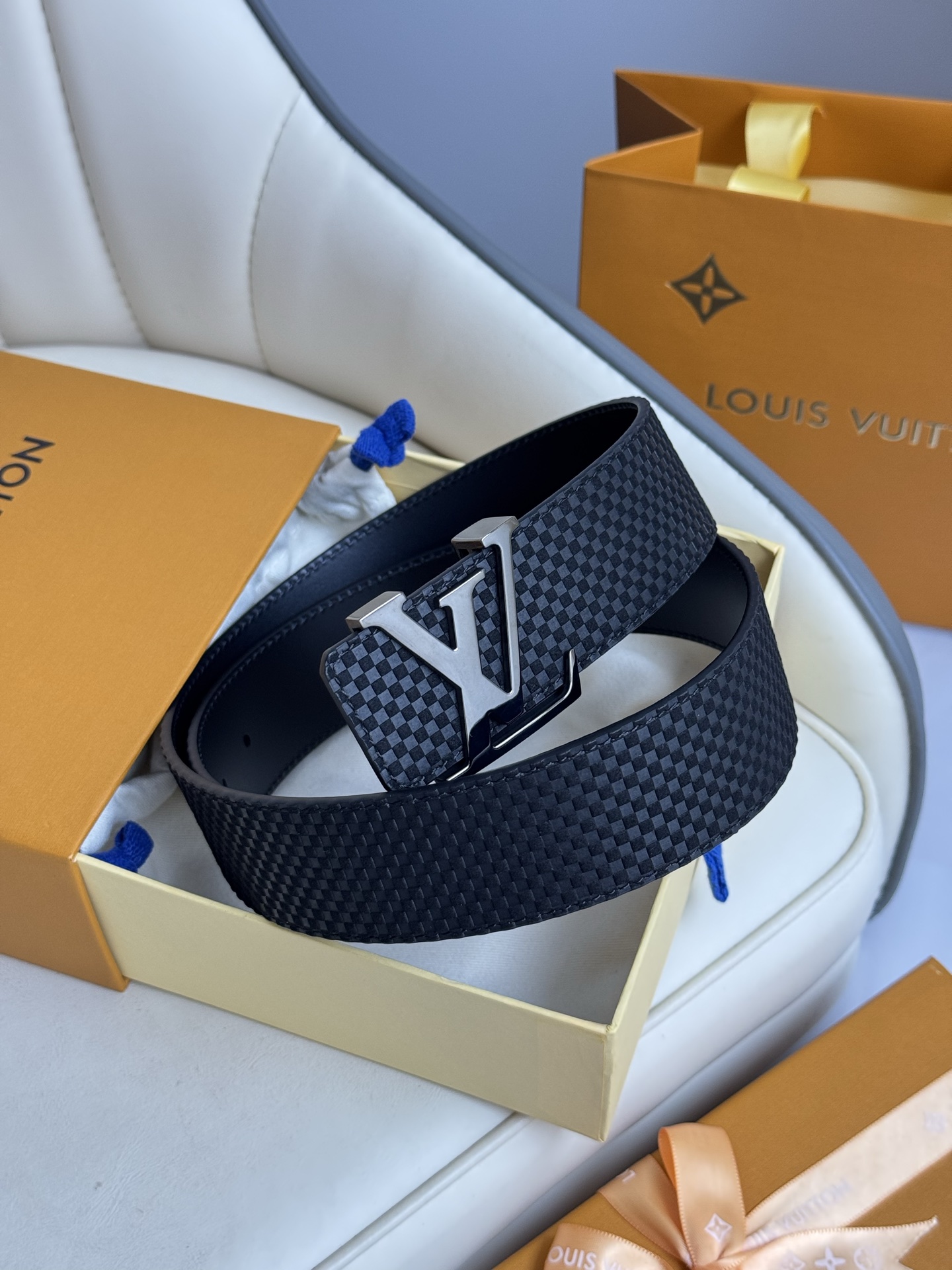  LV 奢华款现代 饰以雅致大方的标志性 柔软结实的皮带，可搭配从礼服到休闲装各种服饰。宽度4.0cm