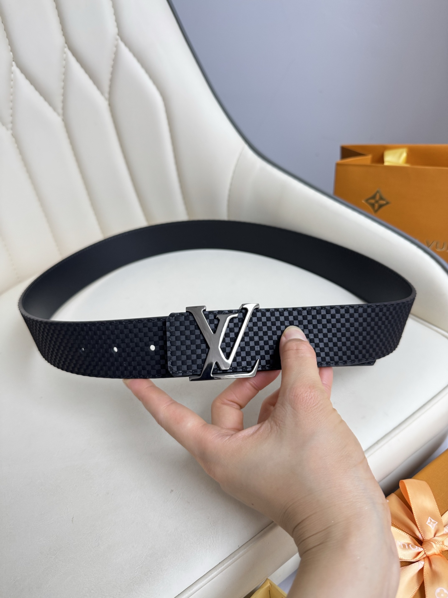  LV 奢华款现代 饰以雅致大方的标志性 柔软结实的皮带，可搭配从礼服到休闲装各种服饰。宽度4.0cm