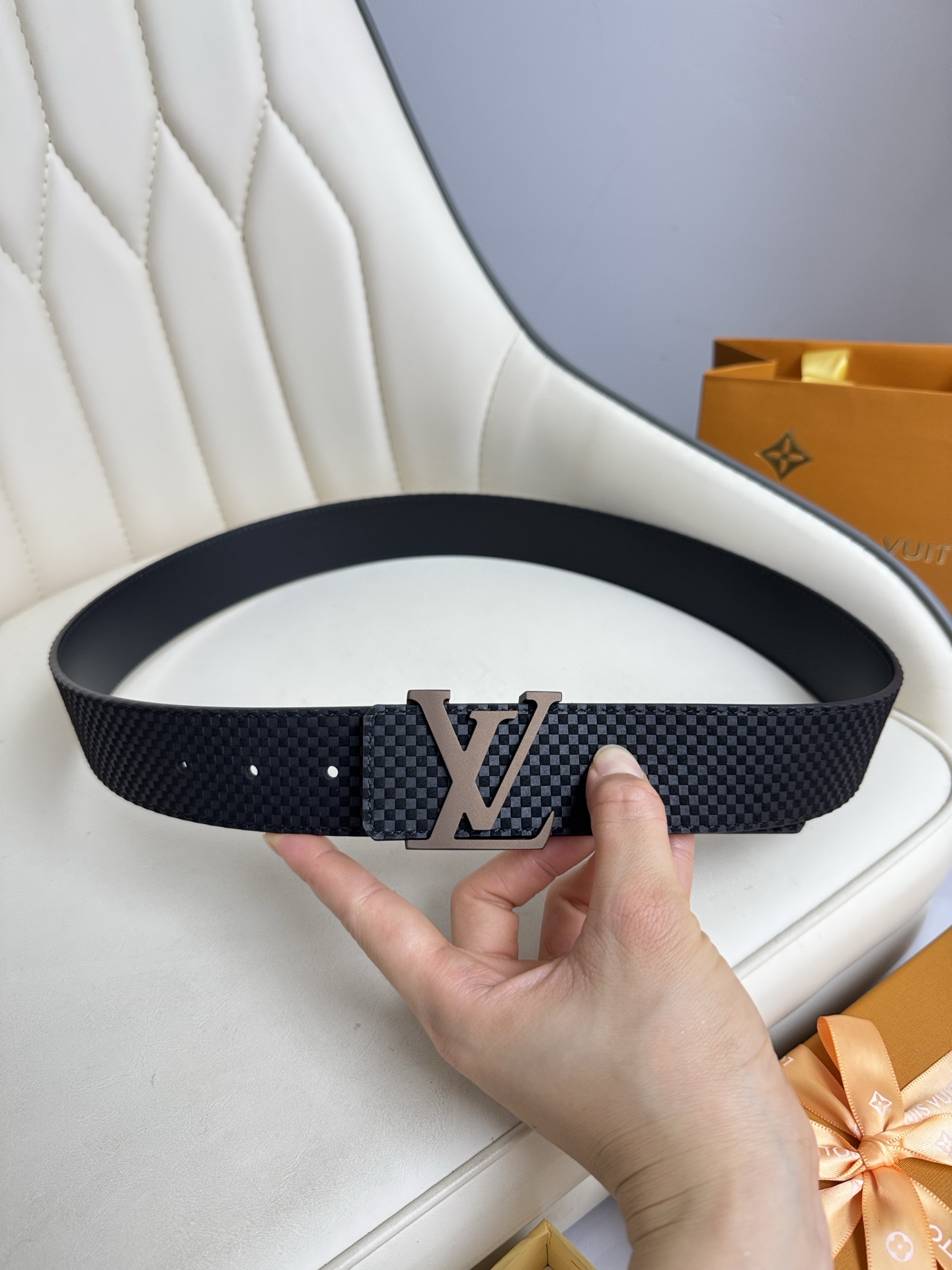  LV 奢华款现代 饰以雅致大方的标志性 柔软结实的皮带，可搭配从礼服到休闲装各种服饰。宽度4.0cm
