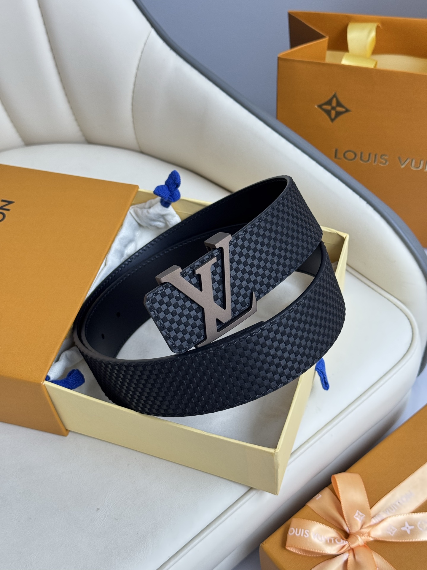  LV 奢华款现代 饰以雅致大方的标志性 柔软结实的皮带，可搭配从礼服到休闲装各种服饰。宽度4.0cm