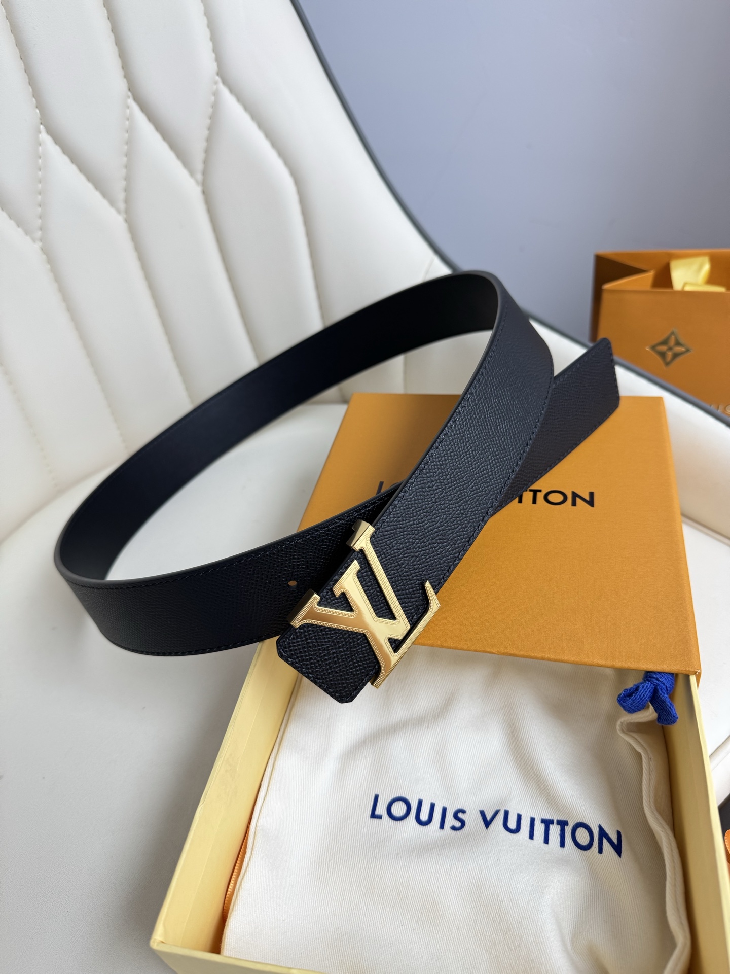  LV 奢华款现代 饰以雅致大方的标志性 柔软结实的皮带，可搭配从礼服到休闲装各种服饰。宽度4.0cm