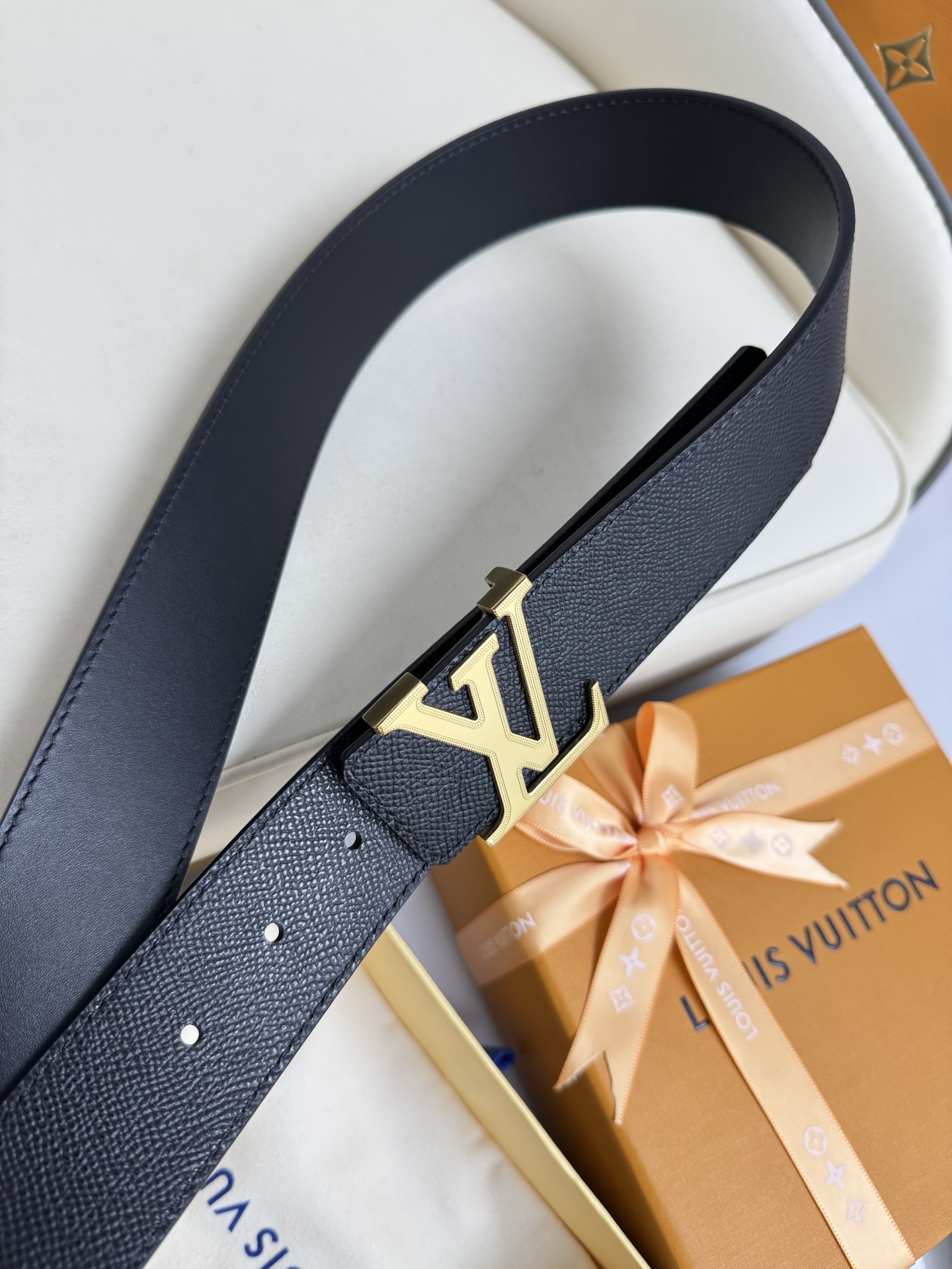  LV 奢华款现代 饰以雅致大方的标志性 柔软结实的皮带，可搭配从礼服到休闲装各种服饰。宽度4.0cm
