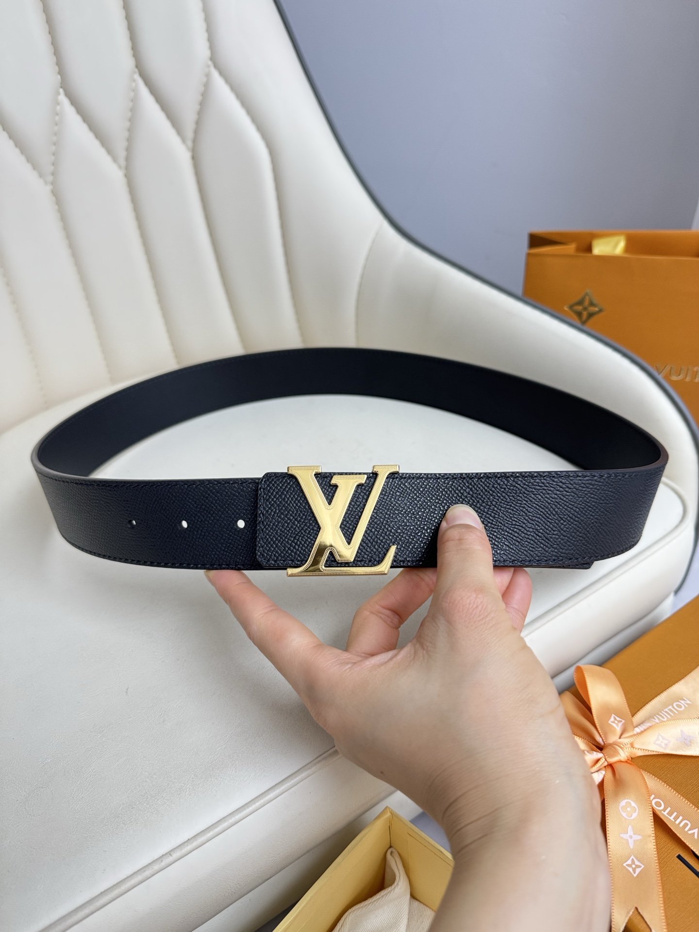  LV 奢华款现代 饰以雅致大方的标志性 柔软结实的皮带，可搭配从礼服到休闲装各种服饰。宽度4.0cm