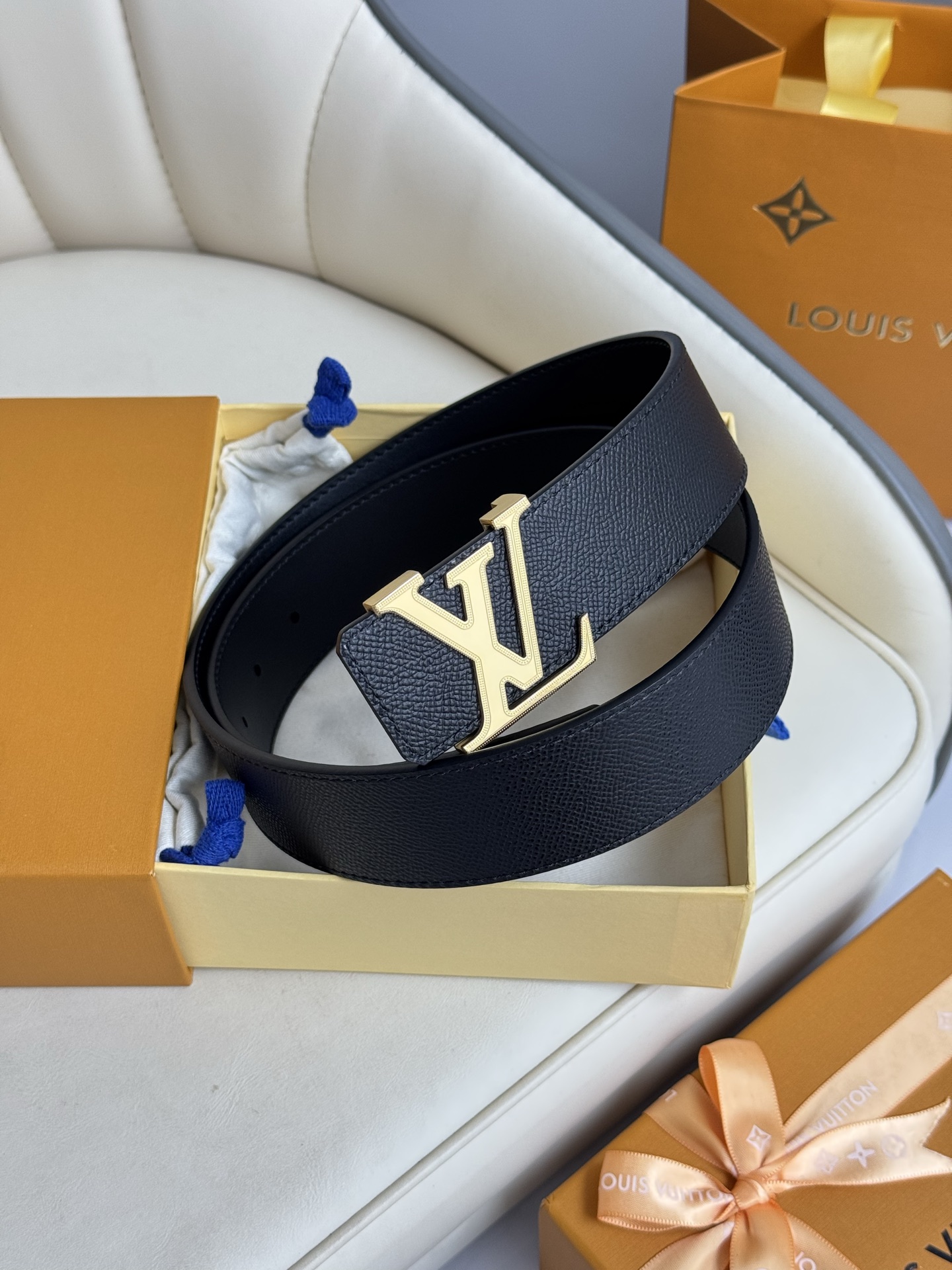  LV 奢华款现代 饰以雅致大方的标志性 柔软结实的皮带，可搭配从礼服到休闲装各种服饰。宽度4.0cm