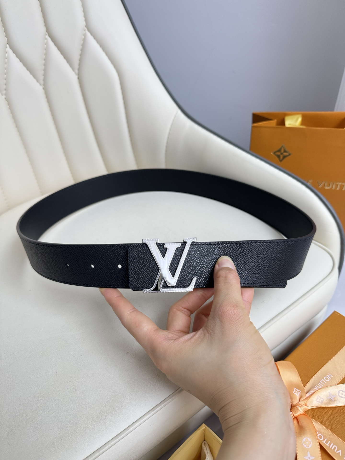  LV 奢华款现代 饰以雅致大方的标志性 柔软结实的皮带，可搭配从礼服到休闲装各种服饰。宽度4.0cm