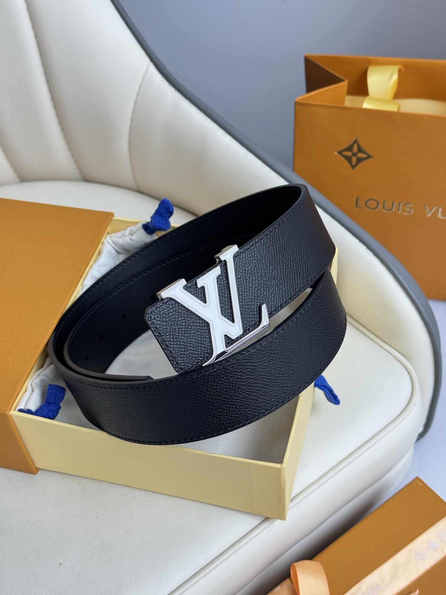  LV 奢华款现代 饰以雅致大方的标志性 柔软结实的皮带，可搭配从礼服到休闲装各种服饰。宽度4.0cm