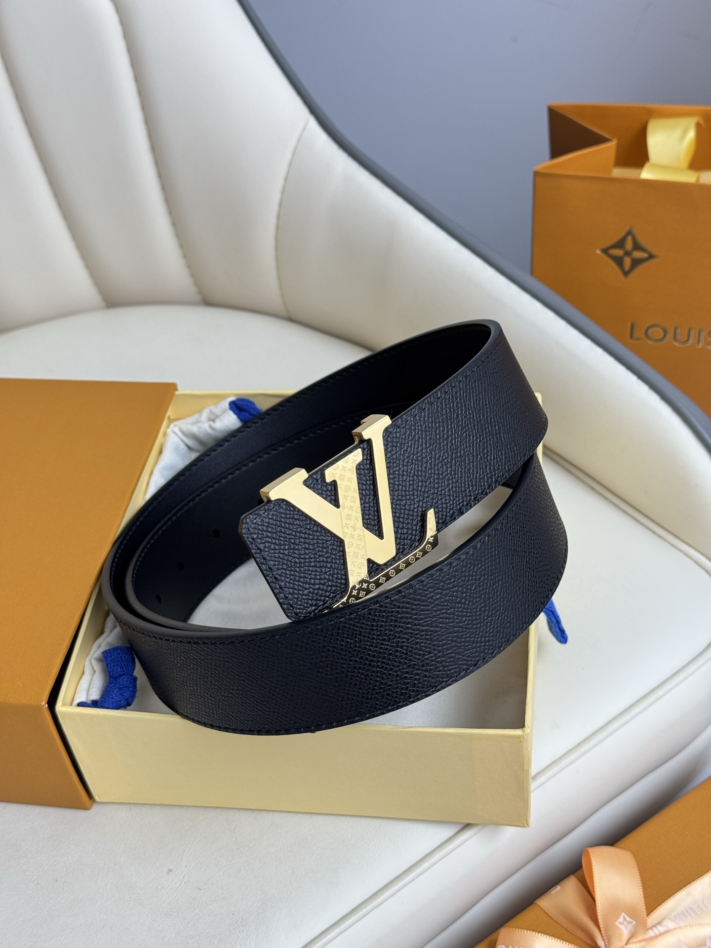  LV 奢华款现代 饰以雅致大方的标志性 柔软结实的皮带，可搭配从礼服到休闲装各种服饰。宽度4.0cm