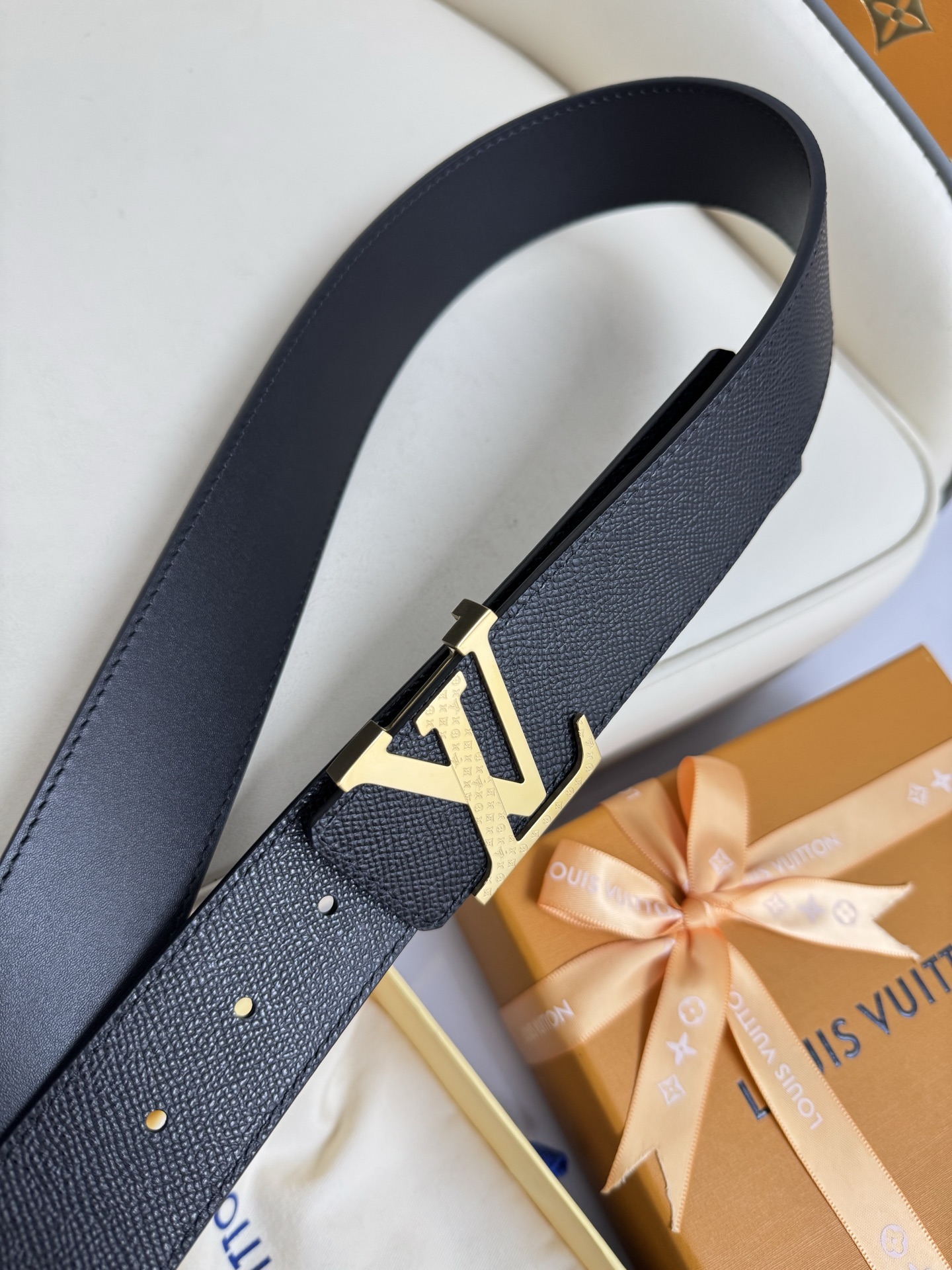  LV 奢华款现代 饰以雅致大方的标志性 柔软结实的皮带，可搭配从礼服到休闲装各种服饰。宽度4.0cm