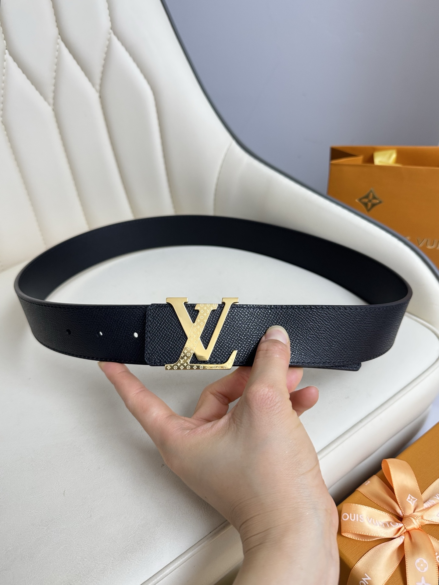  LV 奢华款现代 饰以雅致大方的标志性 柔软结实的皮带，可搭配从礼服到休闲装各种服饰。宽度4.0cm