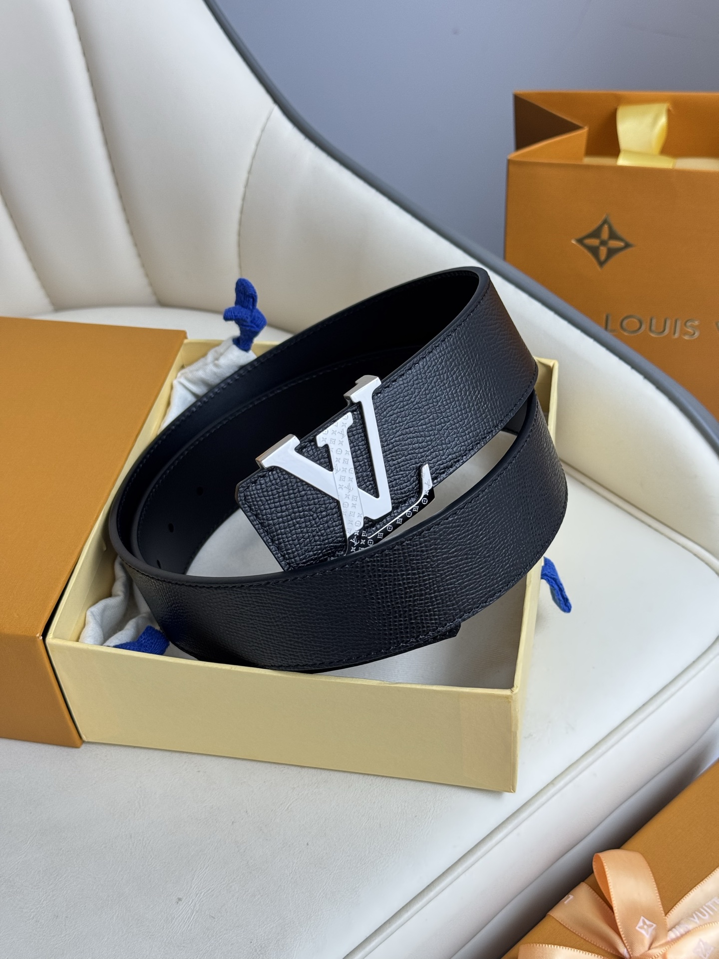  LV 奢华款现代 饰以雅致大方的标志性 柔软结实的皮带，可搭配从礼服到休闲装各种服饰。宽度4.0cm