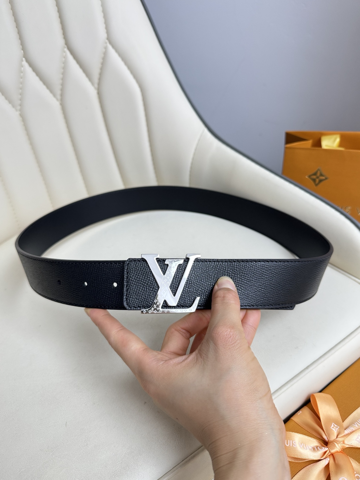  LV 奢华款现代 饰以雅致大方的标志性 柔软结实的皮带，可搭配从礼服到休闲装各种服饰。宽度4.0cm