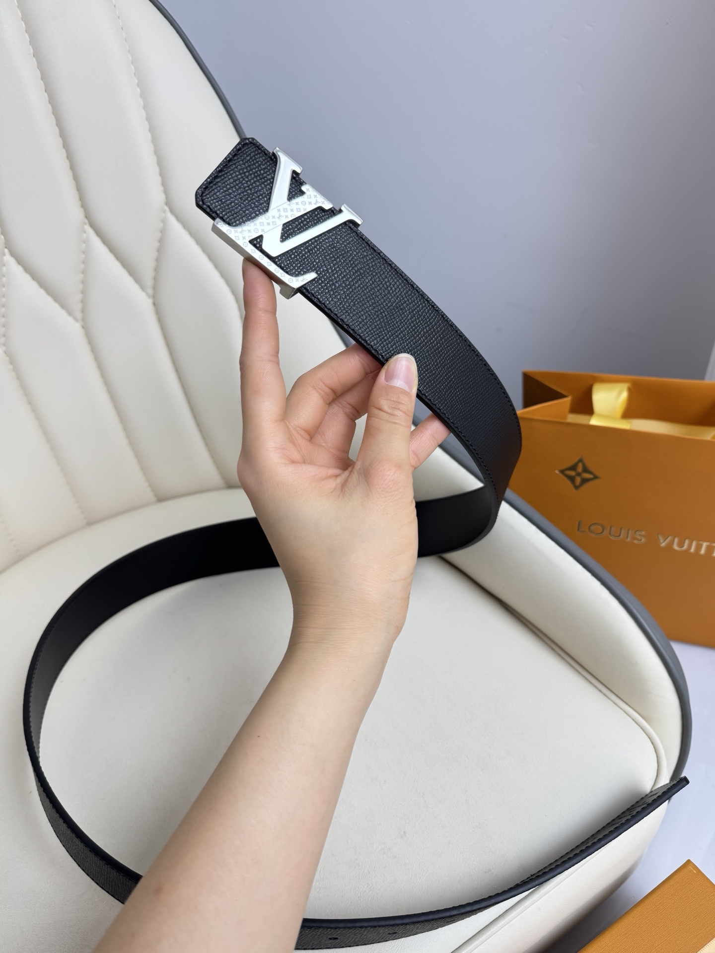  LV 奢华款现代 饰以雅致大方的标志性 柔软结实的皮带，可搭配从礼服到休闲装各种服饰。宽度4.0cm
