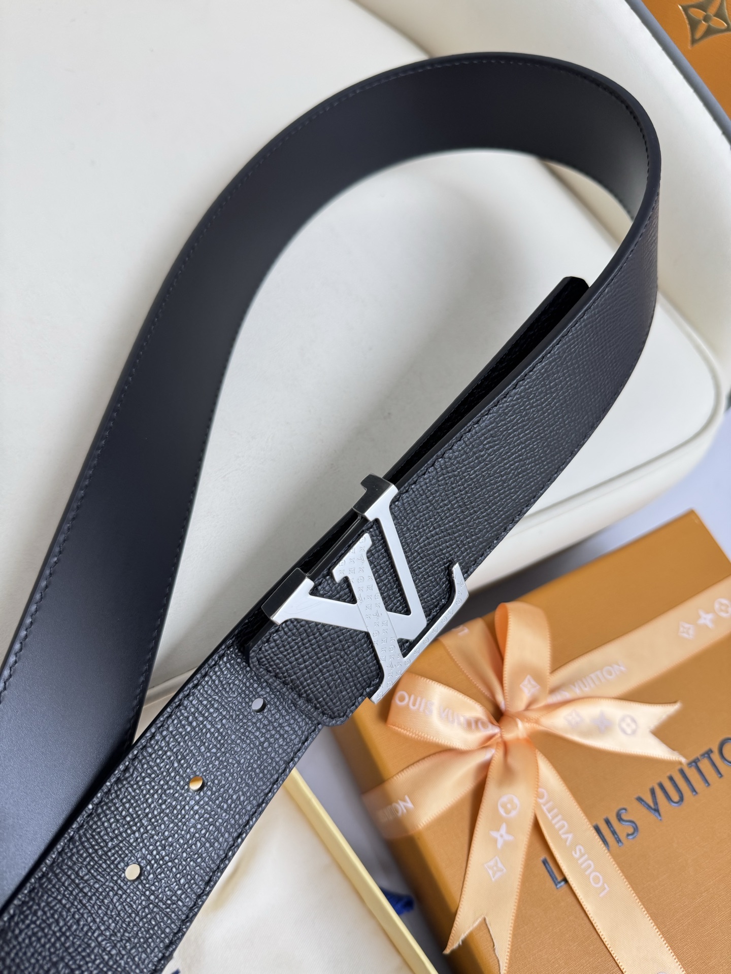  LV 奢华款现代 饰以雅致大方的标志性 柔软结实的皮带，可搭配从礼服到休闲装各种服饰。宽度4.0cm