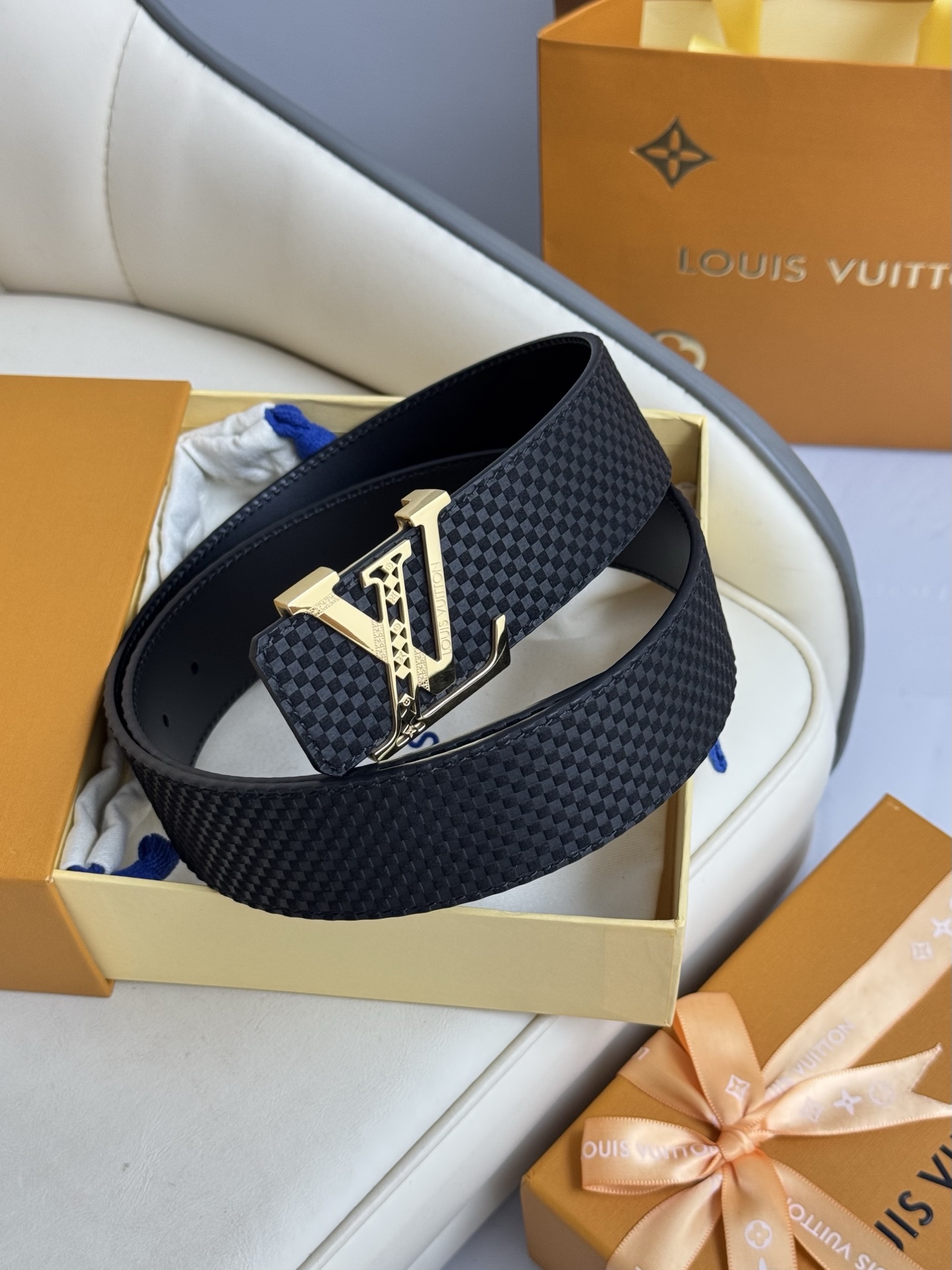  LV 奢华款现代 饰以雅致大方的标志性 柔软结实的皮带，可搭配从礼服到休闲装各种服饰。宽度4.0cm