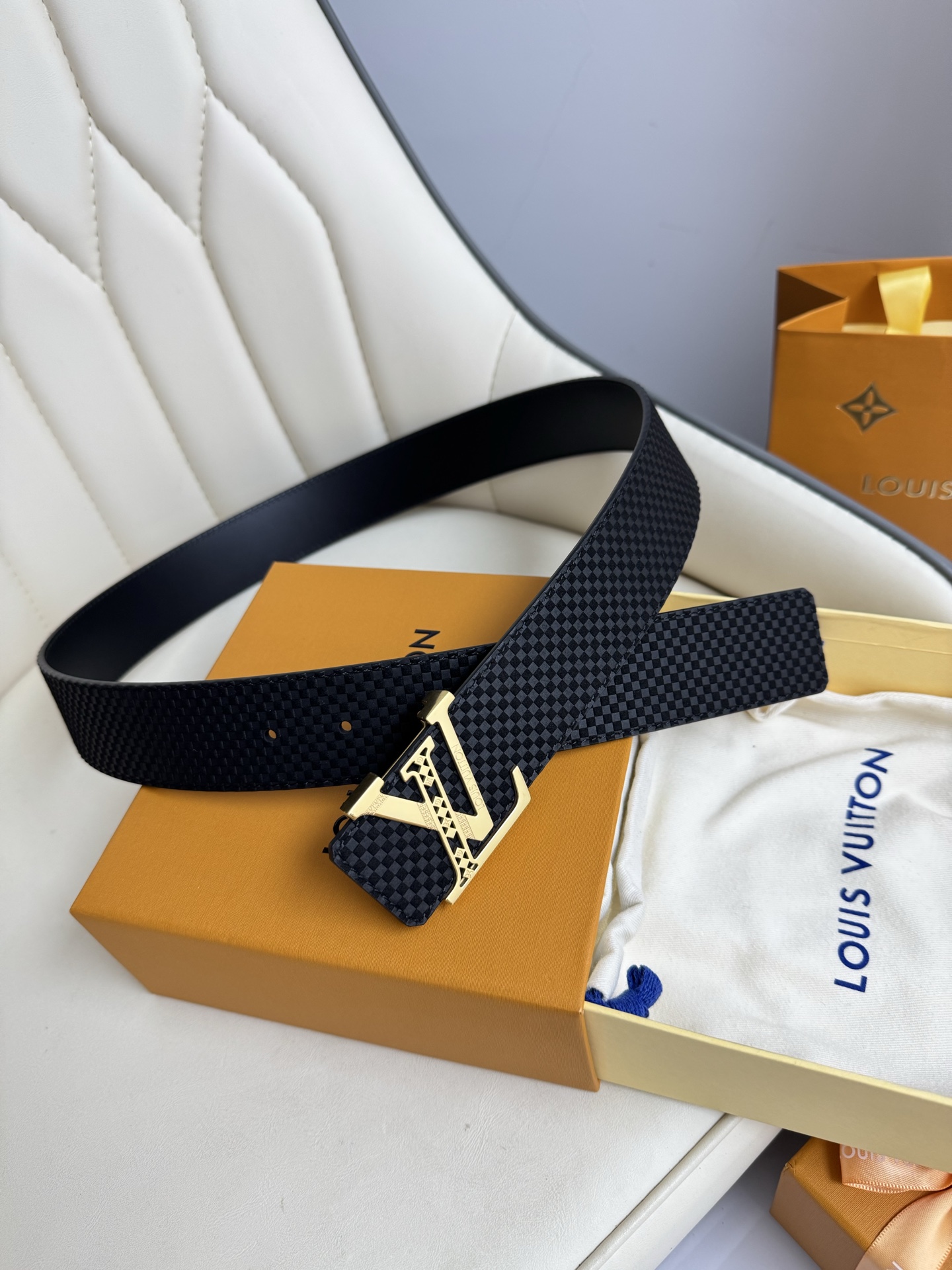  LV 奢华款现代 饰以雅致大方的标志性 柔软结实的皮带，可搭配从礼服到休闲装各种服饰。宽度4.0cm