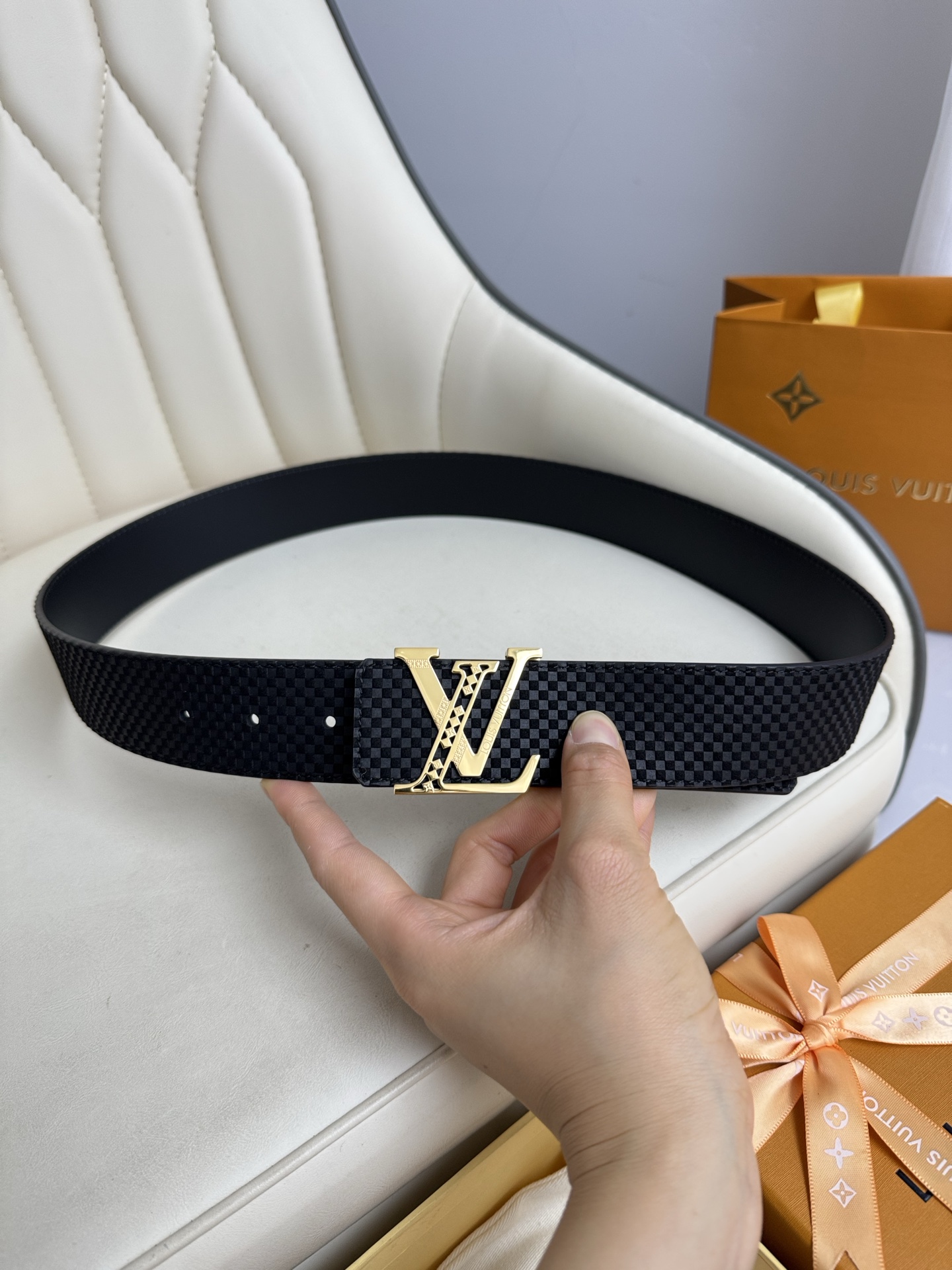  LV 奢华款现代 饰以雅致大方的标志性 柔软结实的皮带，可搭配从礼服到休闲装各种服饰。宽度4.0cm