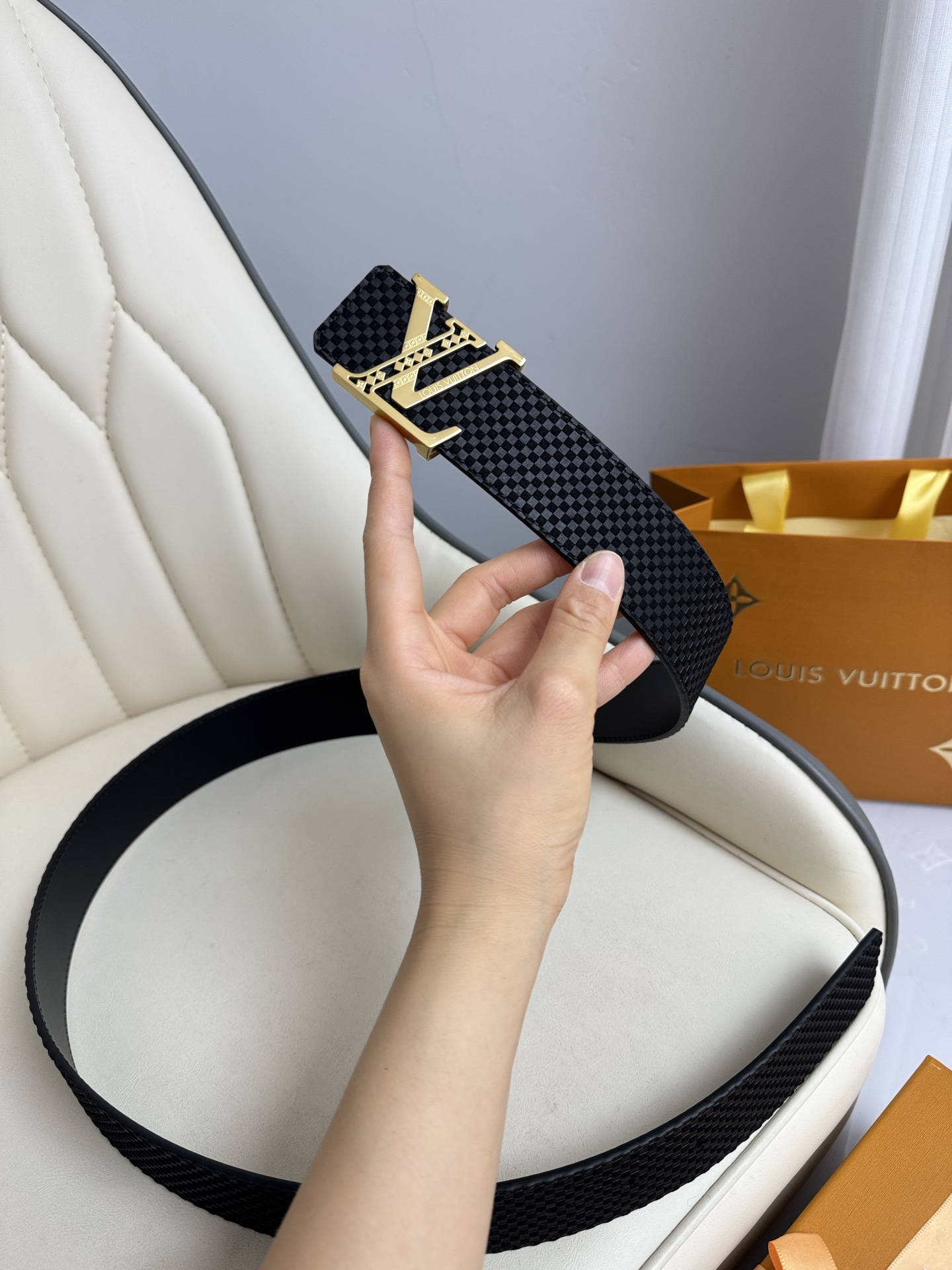  LV 奢华款现代 饰以雅致大方的标志性 柔软结实的皮带，可搭配从礼服到休闲装各种服饰。宽度4.0cm