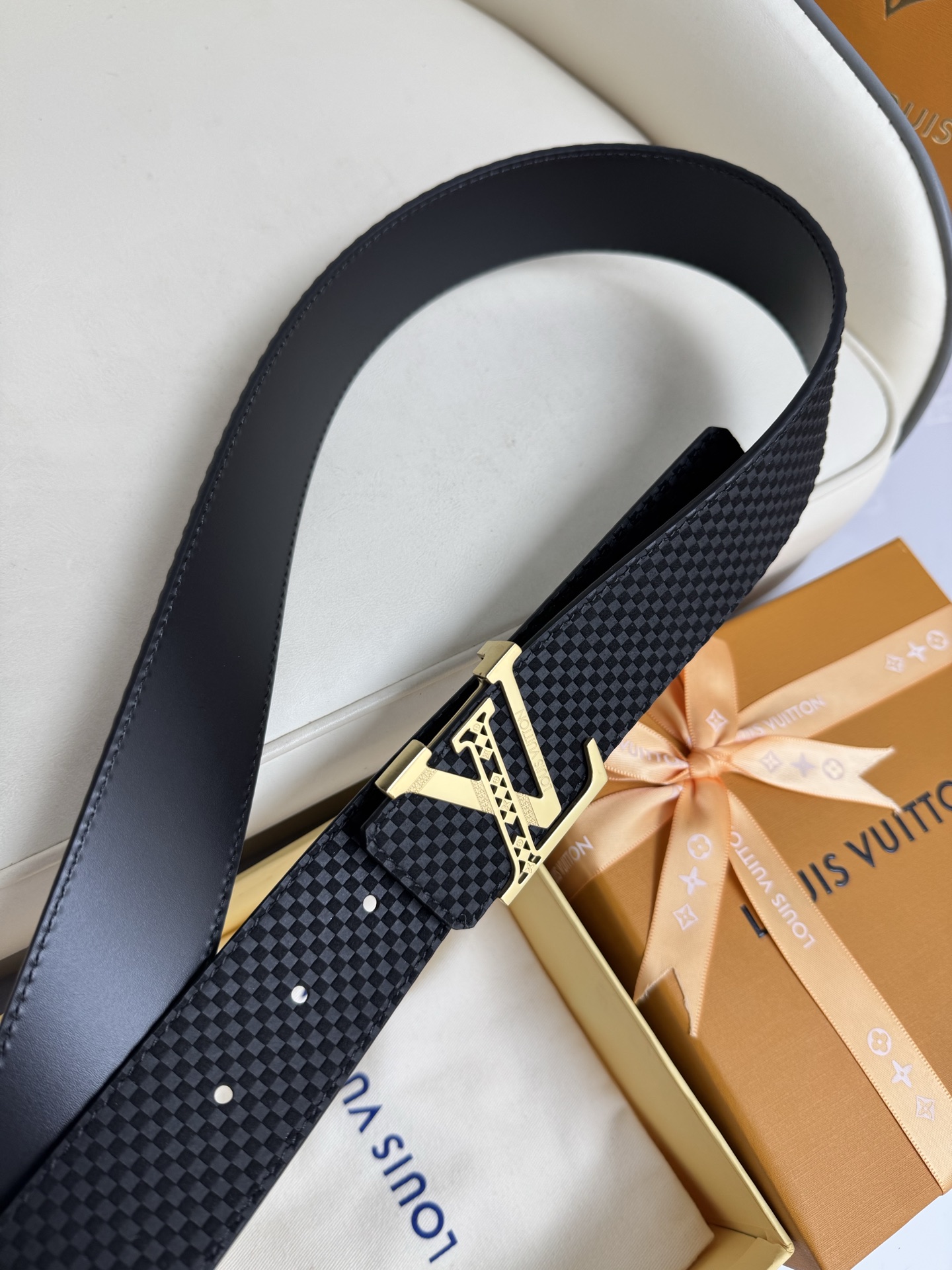  LV 奢华款现代 饰以雅致大方的标志性 柔软结实的皮带，可搭配从礼服到休闲装各种服饰。宽度4.0cm